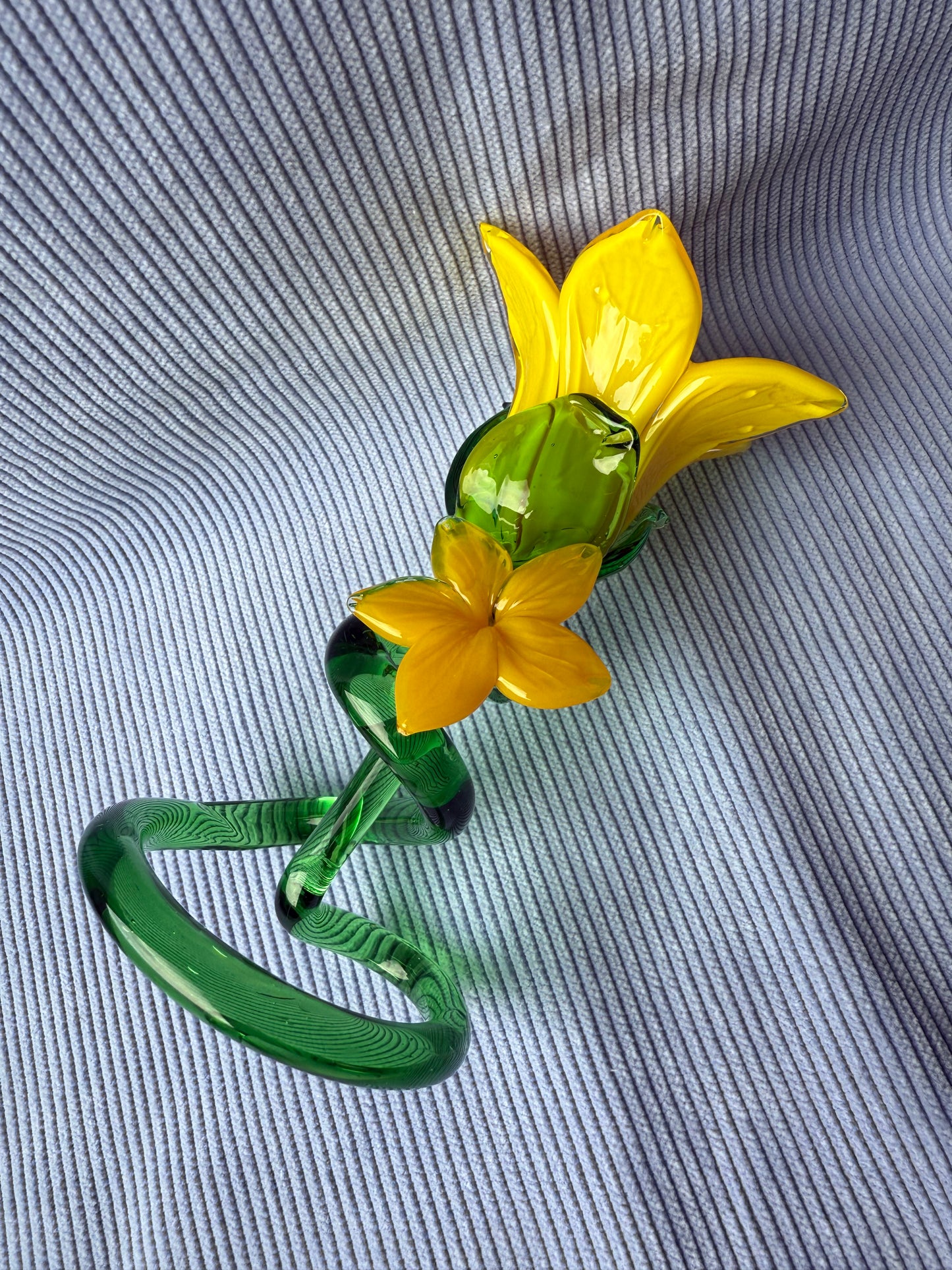 Fleur jaune en verre avec tige en spirale taille moyenne