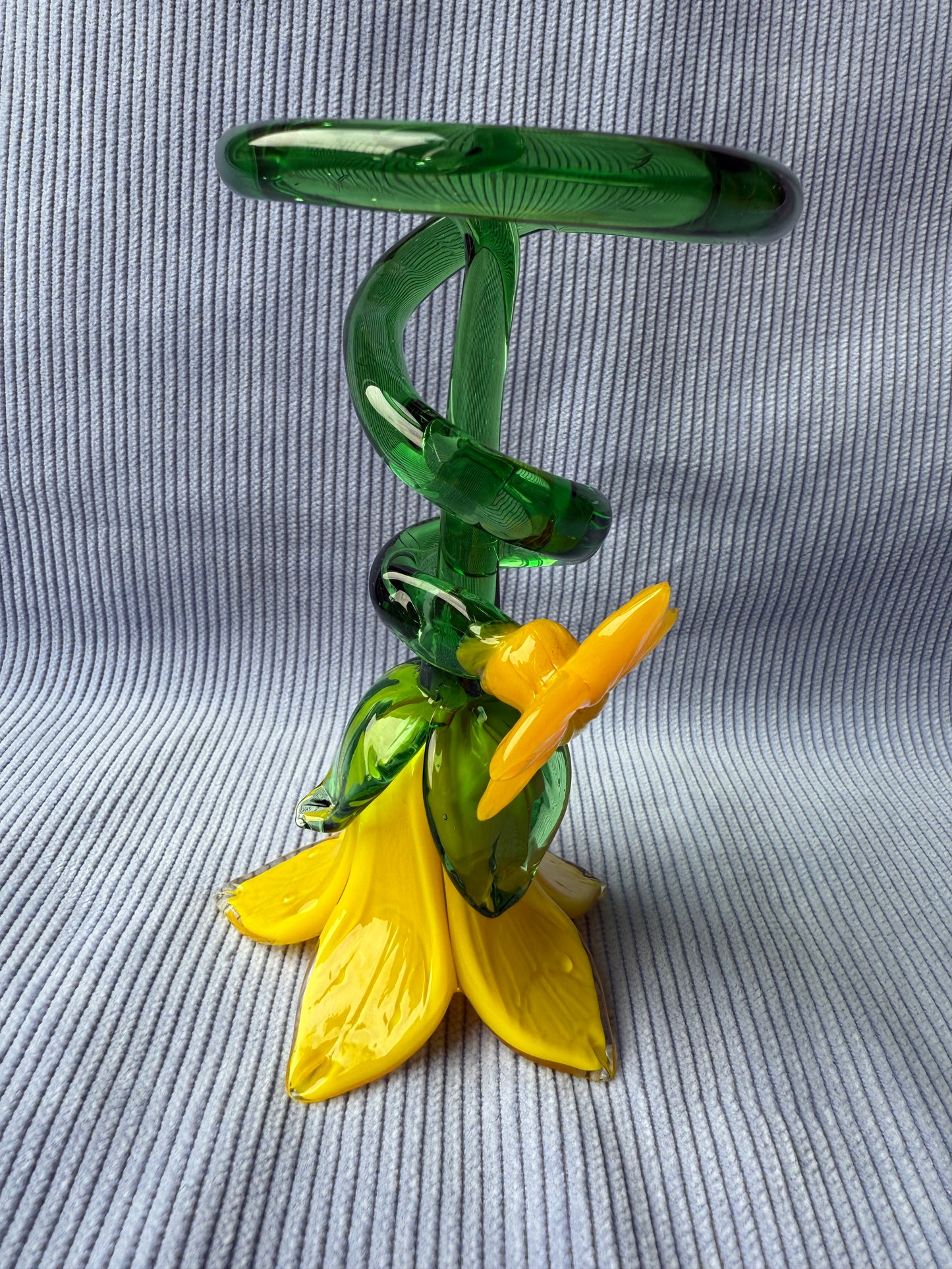 Fleur jaune en verre avec tige en spirale taille moyenne