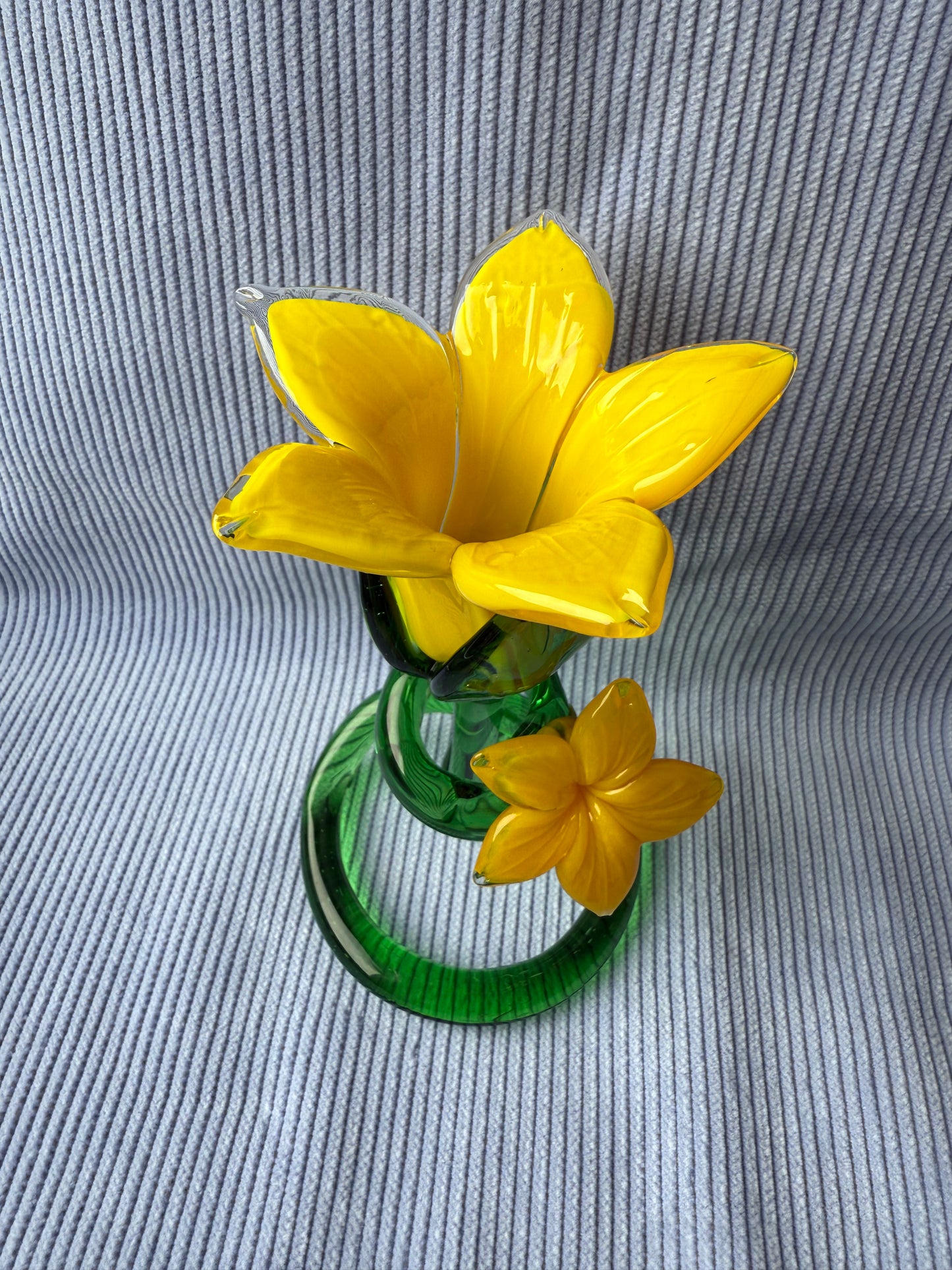 Fleur jaune en verre avec tige en spirale taille moyenne