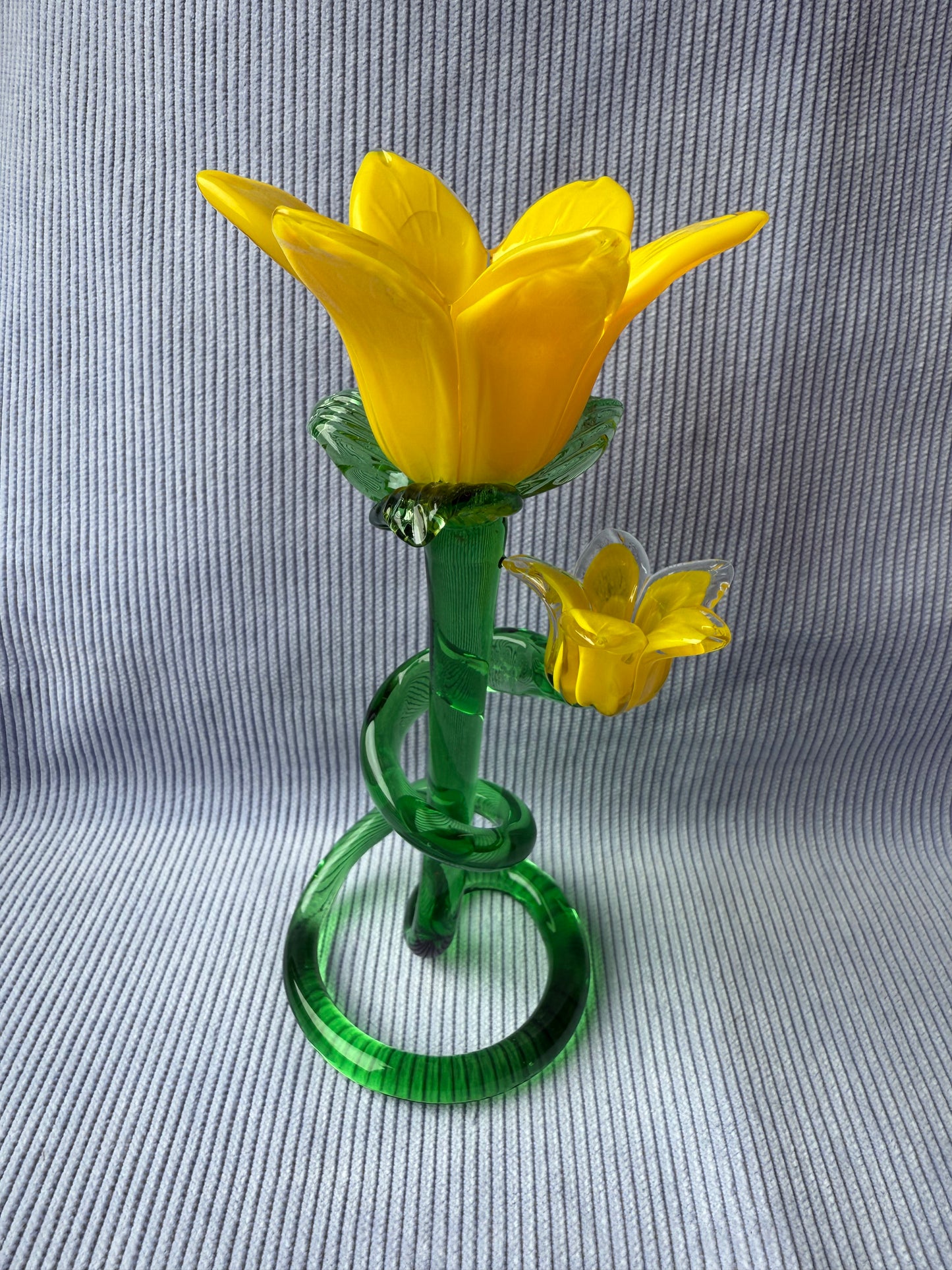 Grande fleur jaune en verre avec tige en spirale