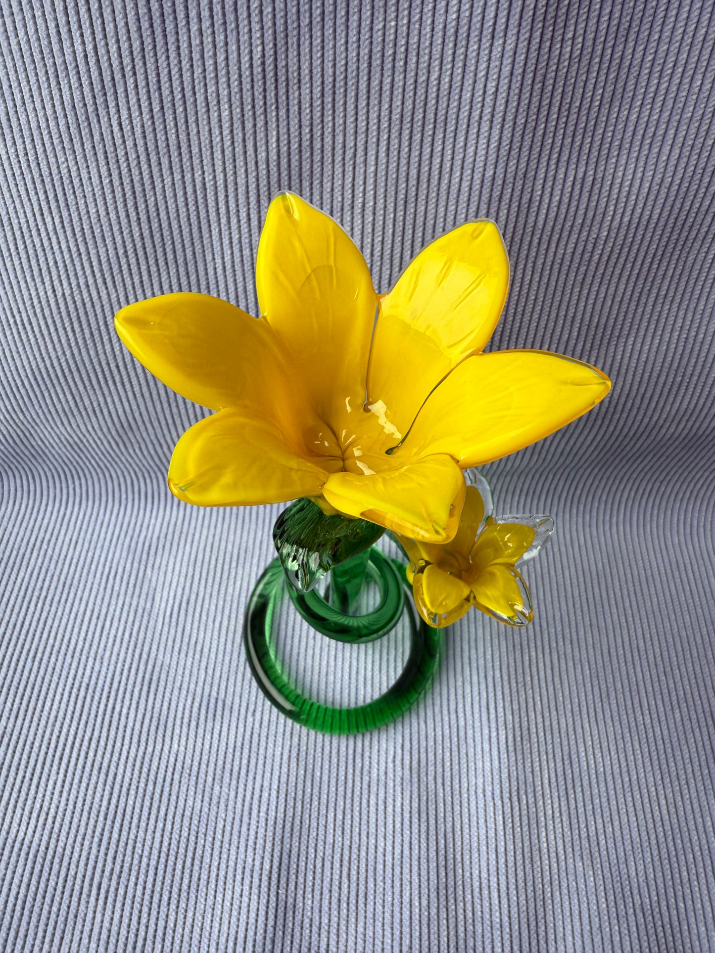Grande fleur jaune en verre avec tige en spirale