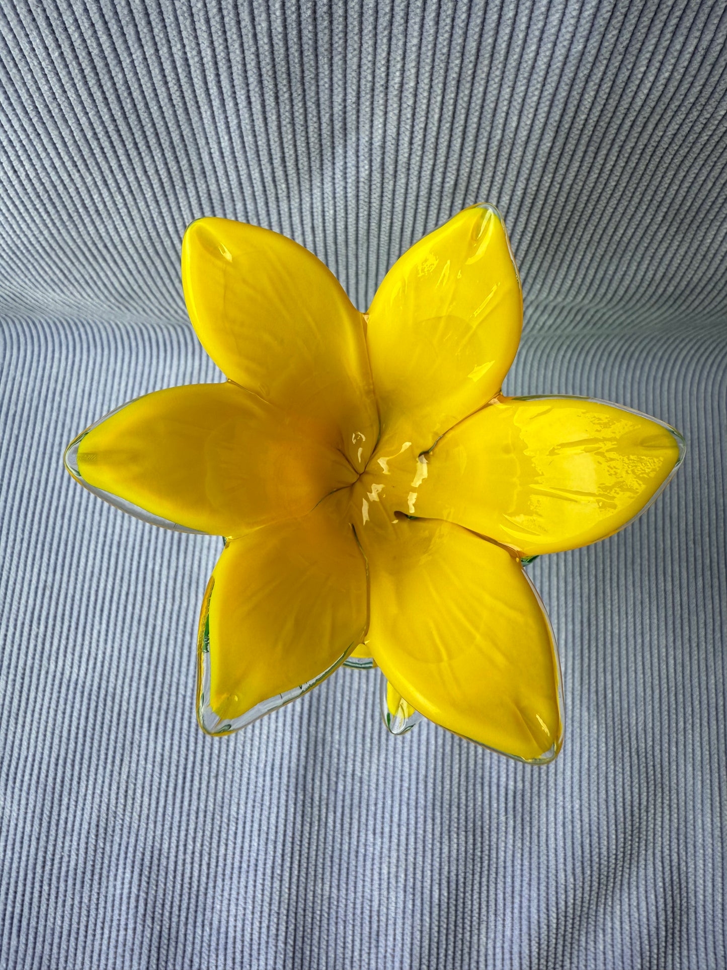 Grande fleur jaune en verre avec tige en spirale
