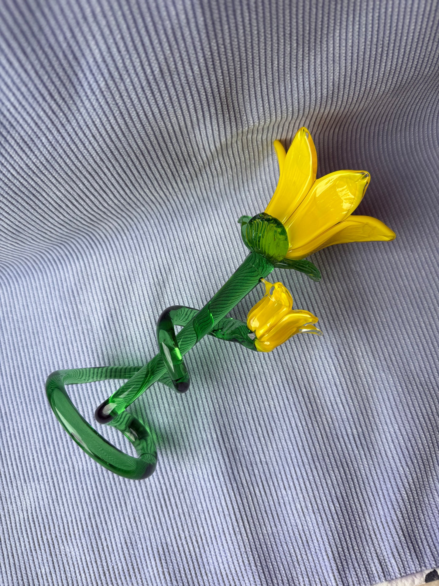Grande fleur jaune en verre avec tige en spirale