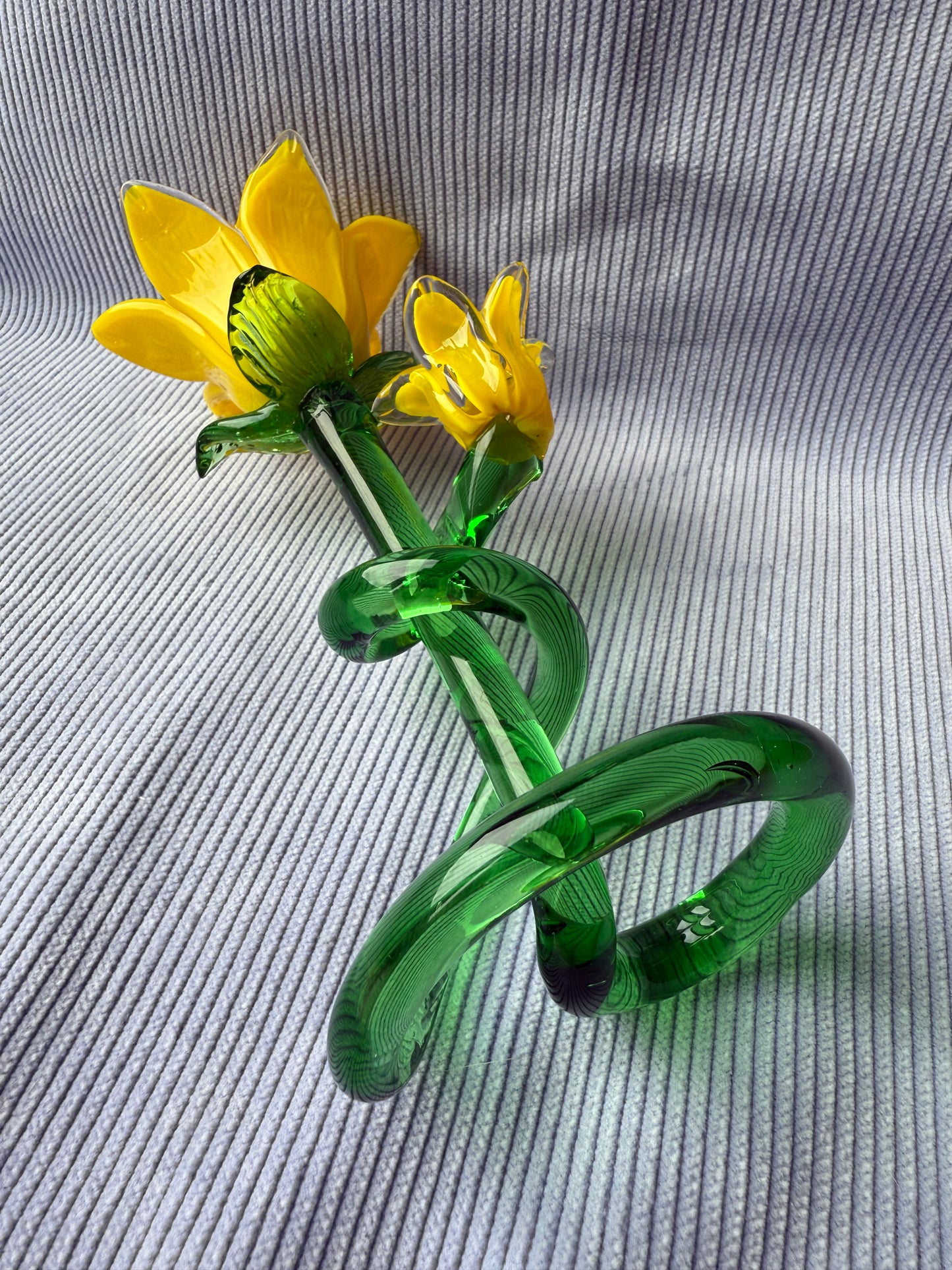 Grande fleur jaune en verre avec tige en spirale