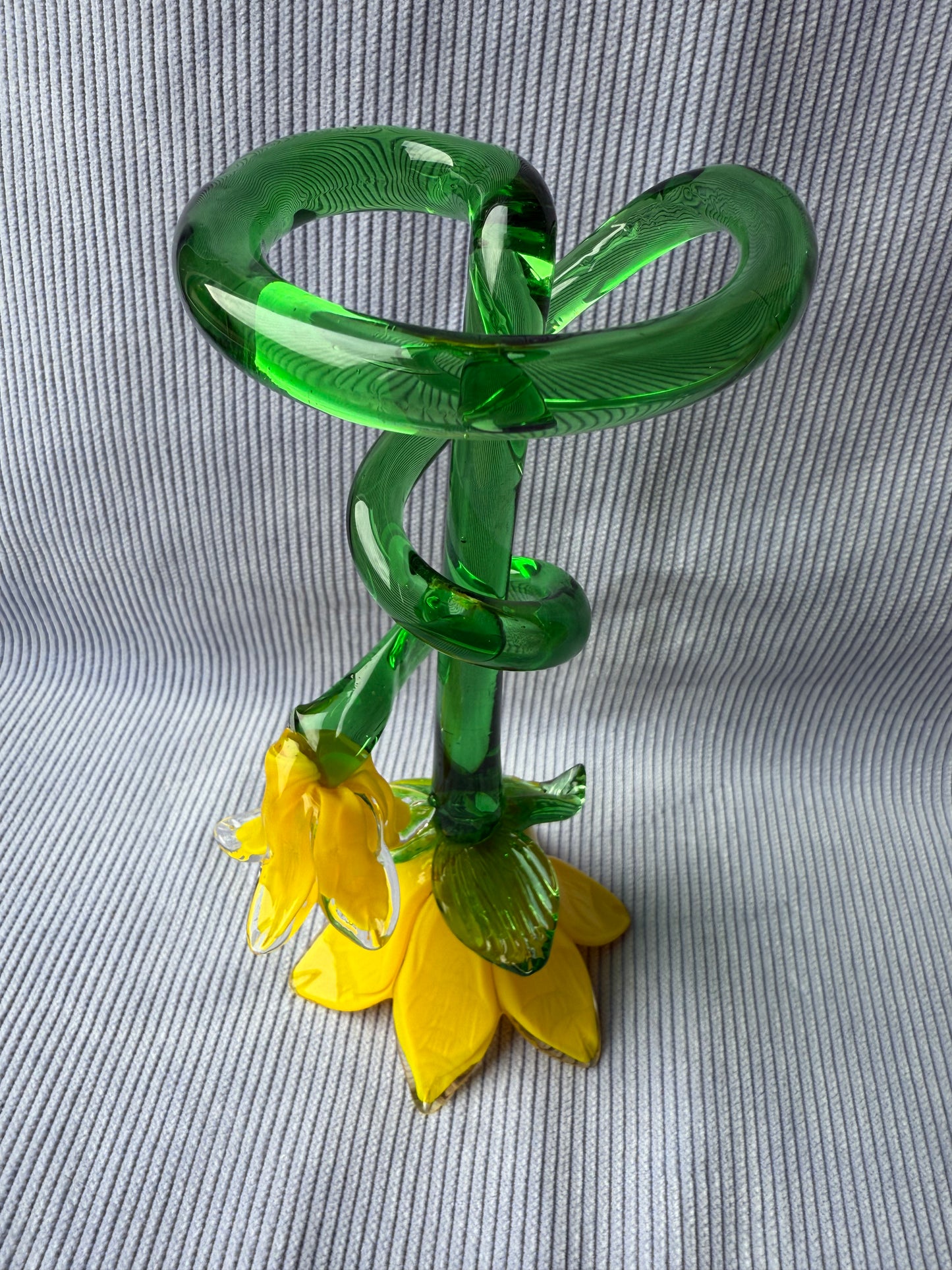 Grande fleur jaune en verre avec tige en spirale