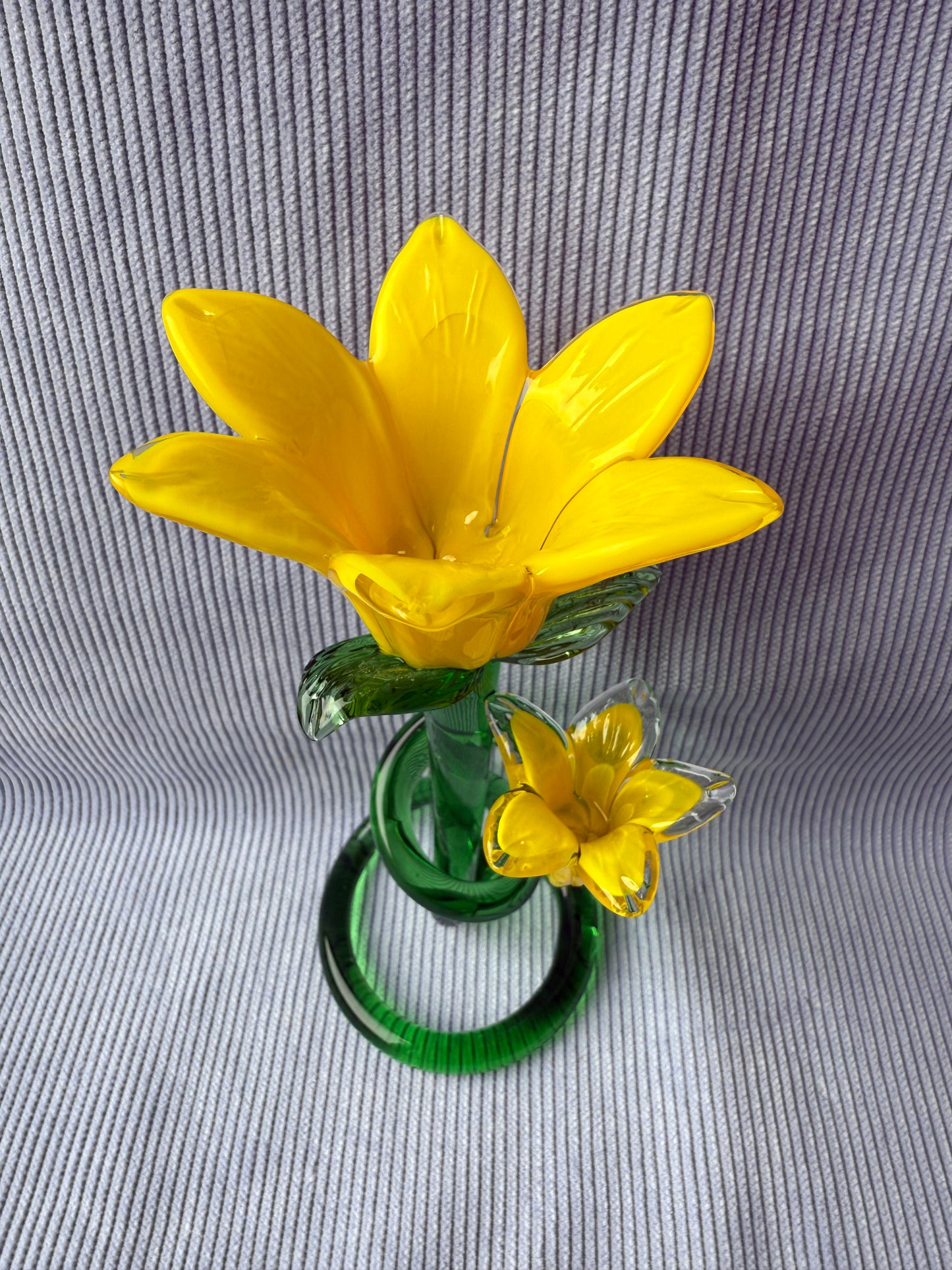 Grande fleur jaune en verre avec tige en spirale