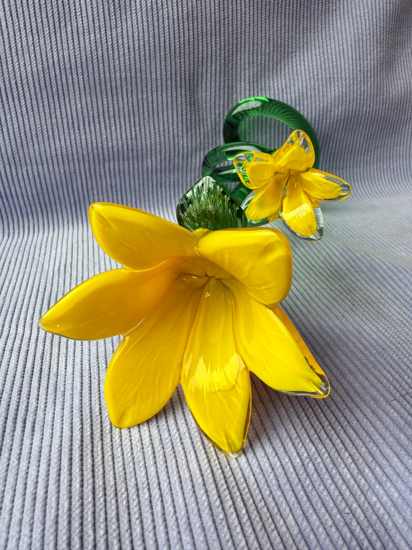 Grande fleur jaune en verre avec tige en spirale