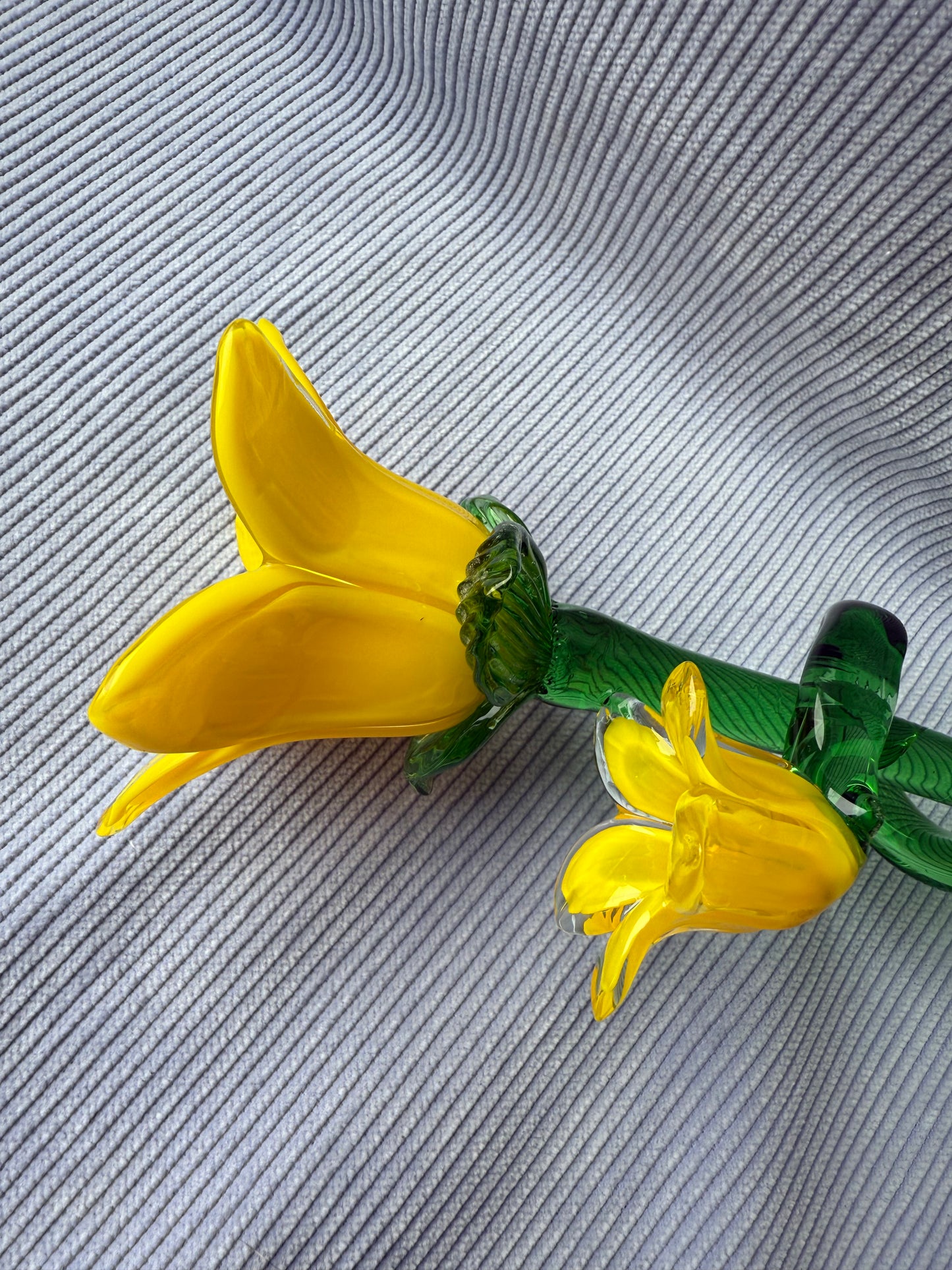 Grande fleur jaune en verre avec tige en spirale