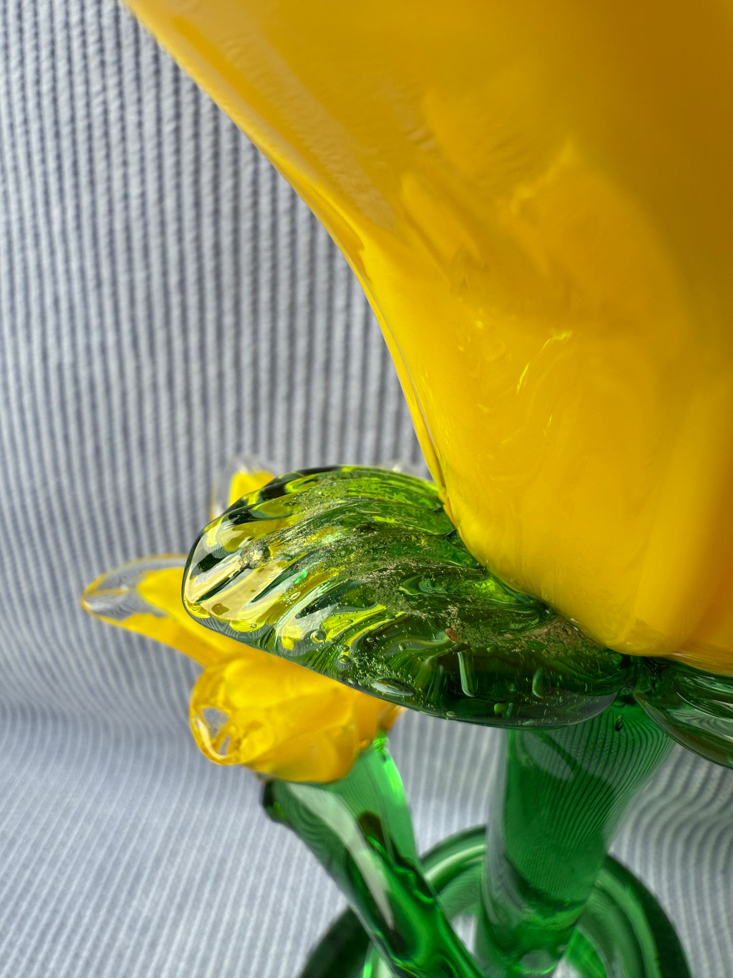 Grande fleur jaune en verre avec tige en spirale