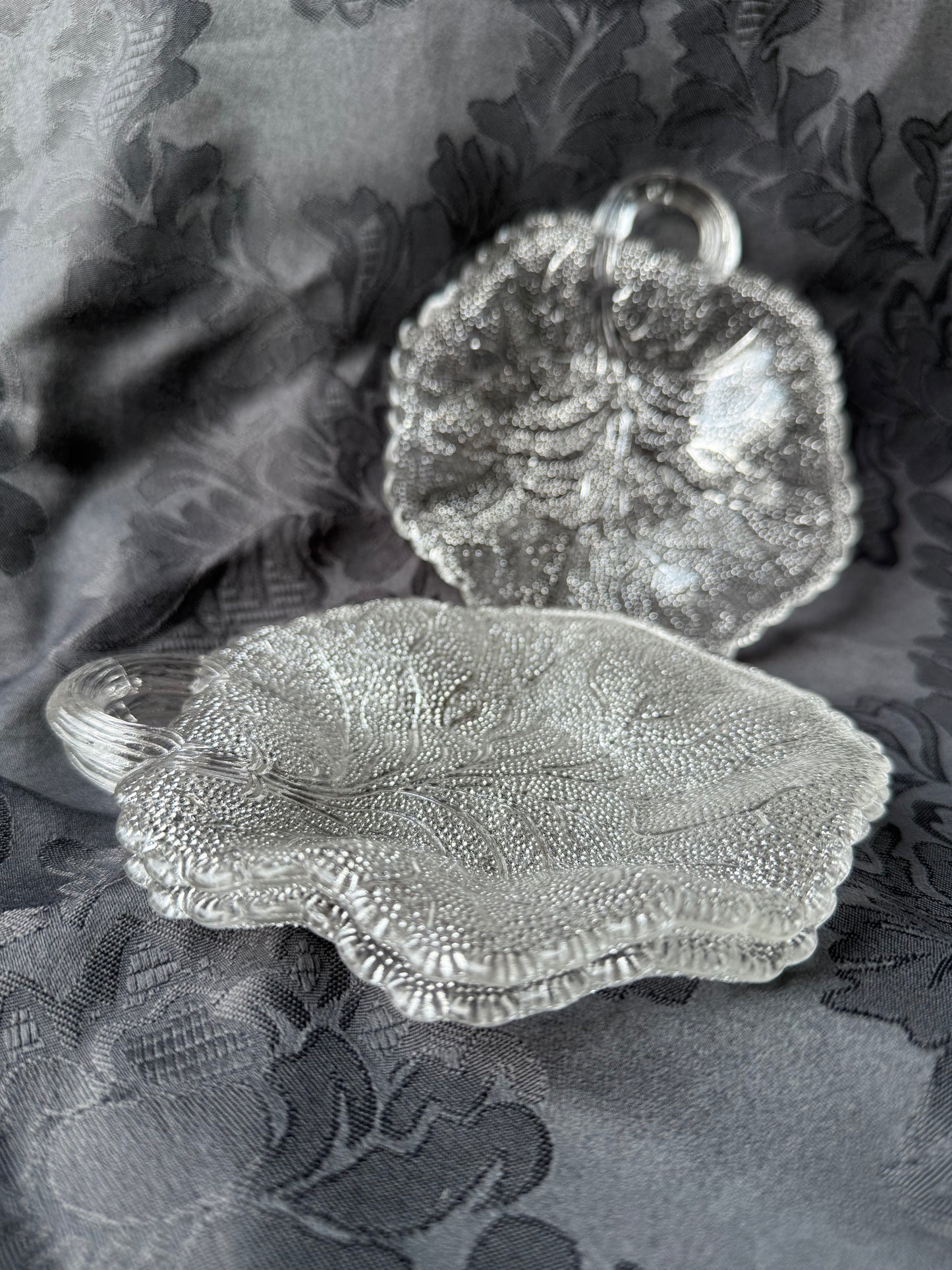 Trois coupelles en verre en forme de feuille