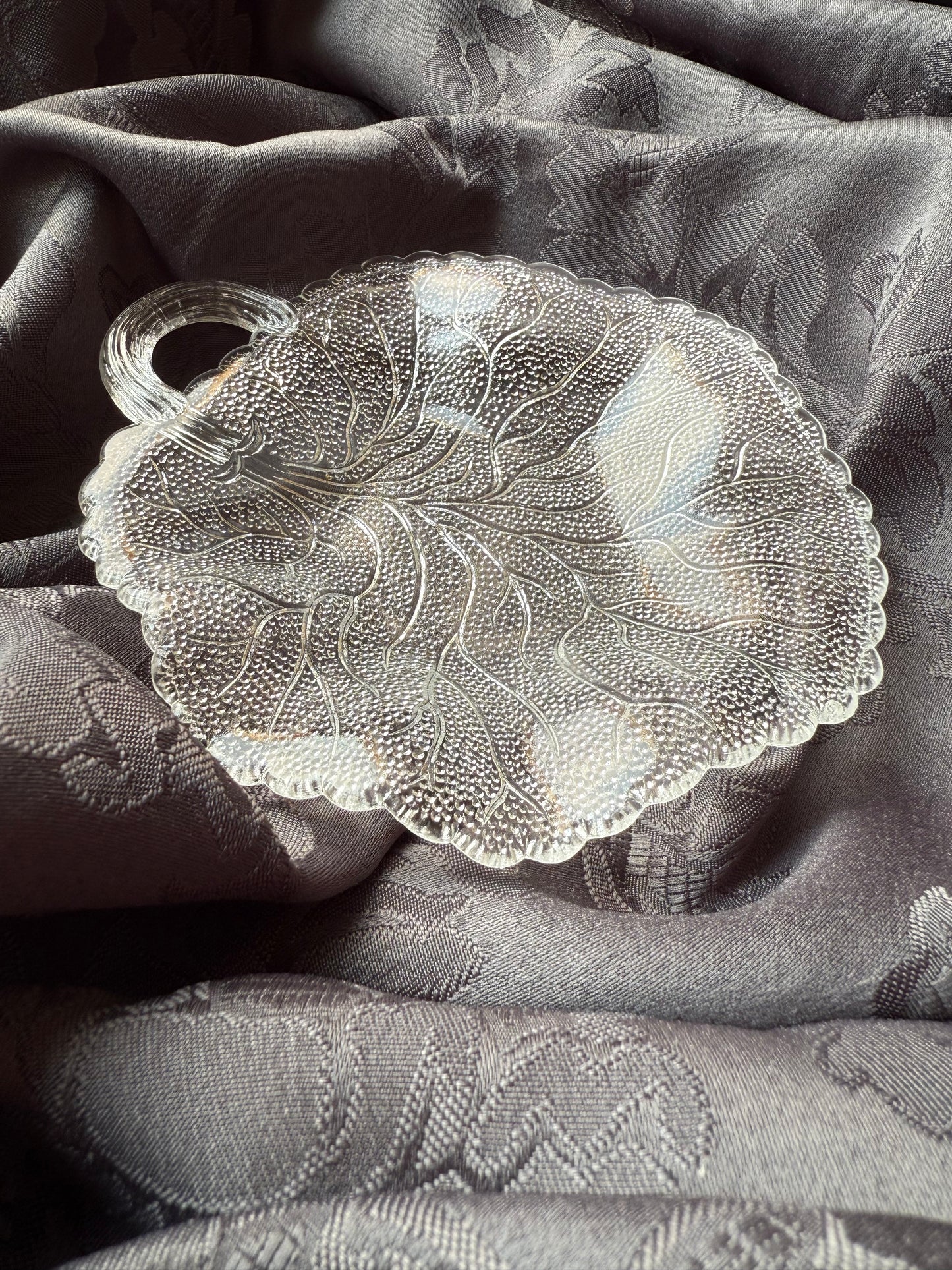 Trois coupelles en verre en forme de feuille