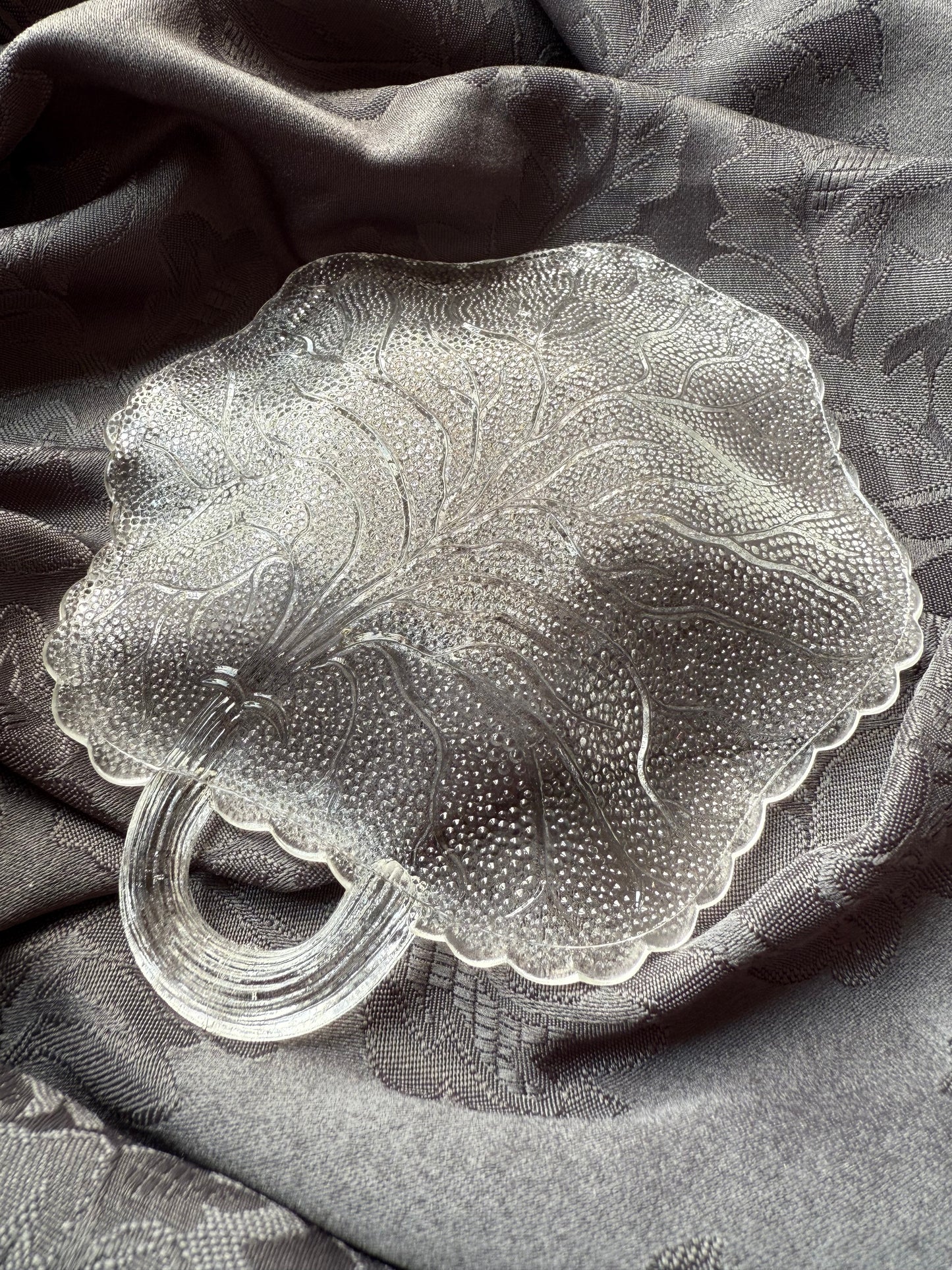 Trois coupelles en verre en forme de feuille