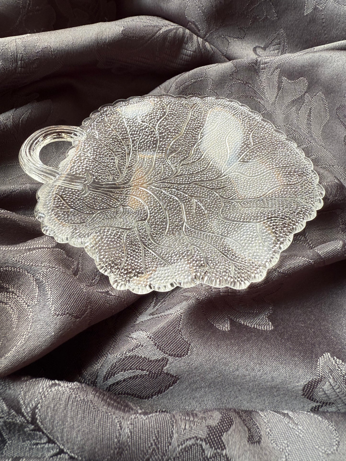Trois coupelles en verre en forme de feuille