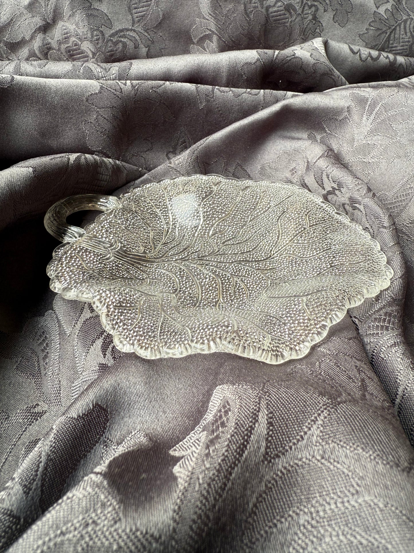 Trois coupelles en verre en forme de feuille