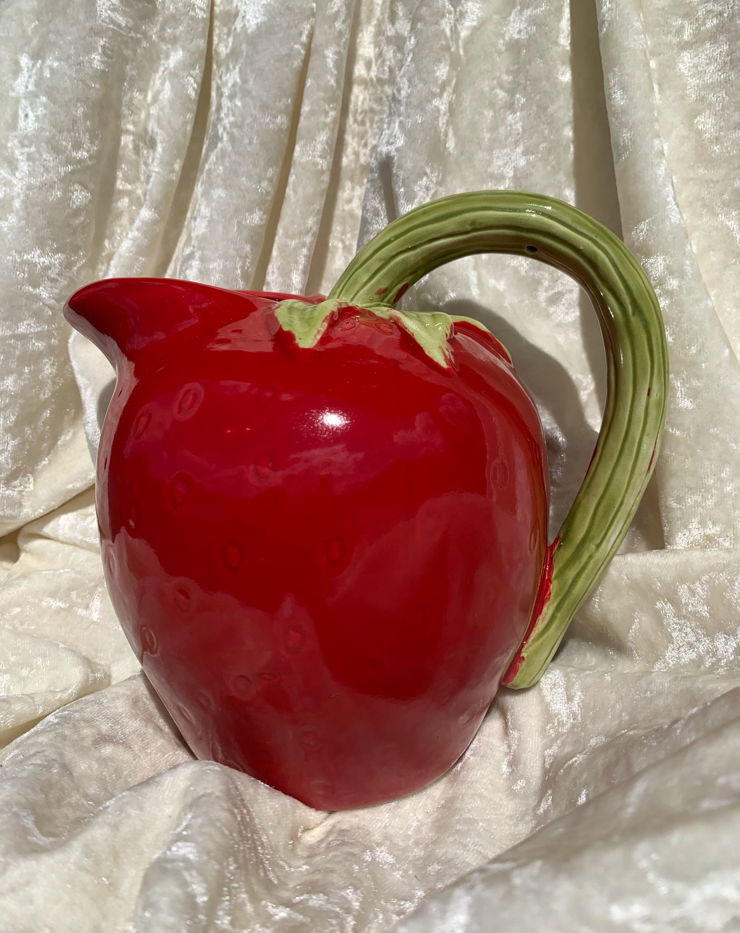 Pichet en forme de fraise
