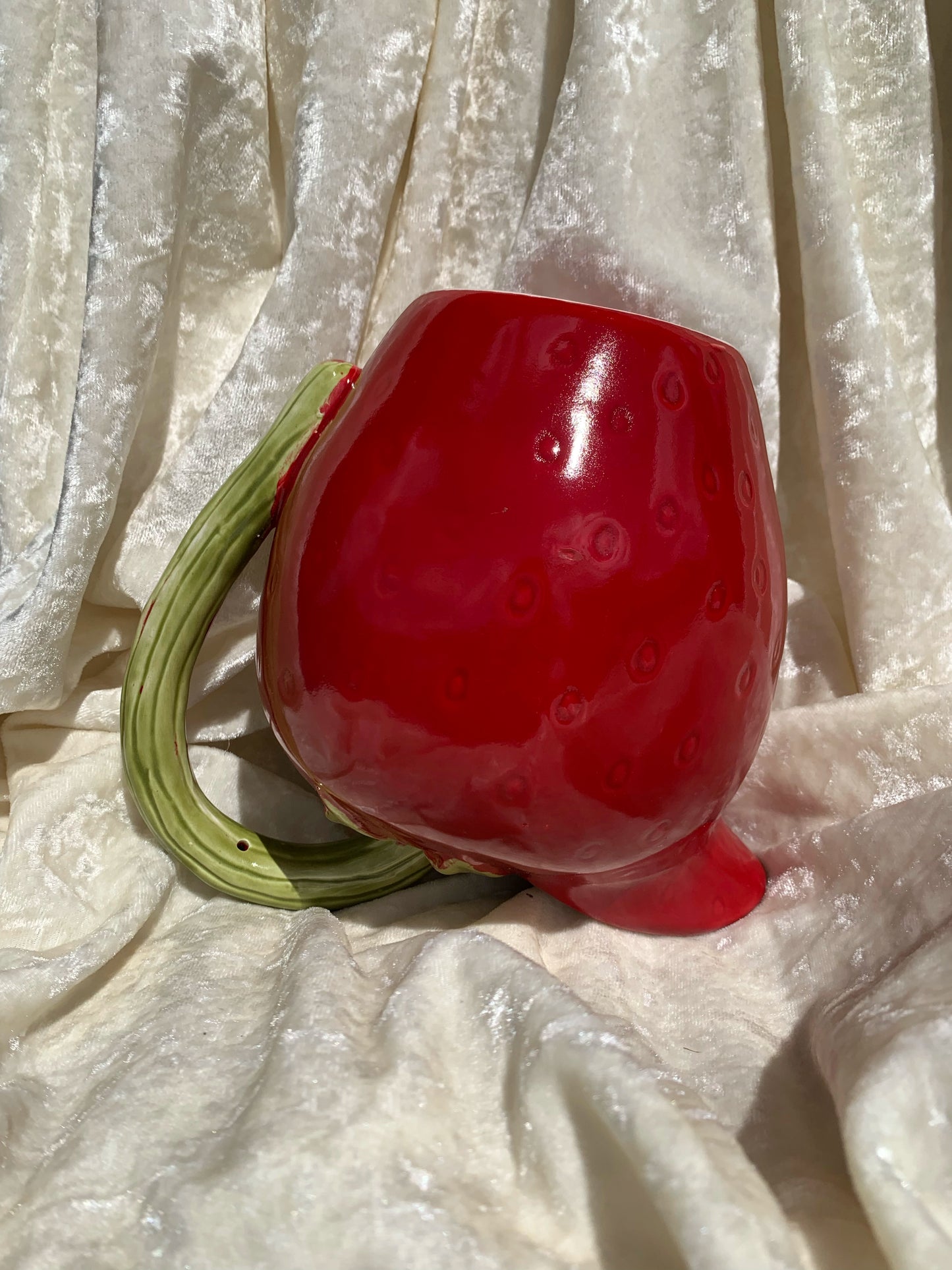 Pichet en forme de fraise