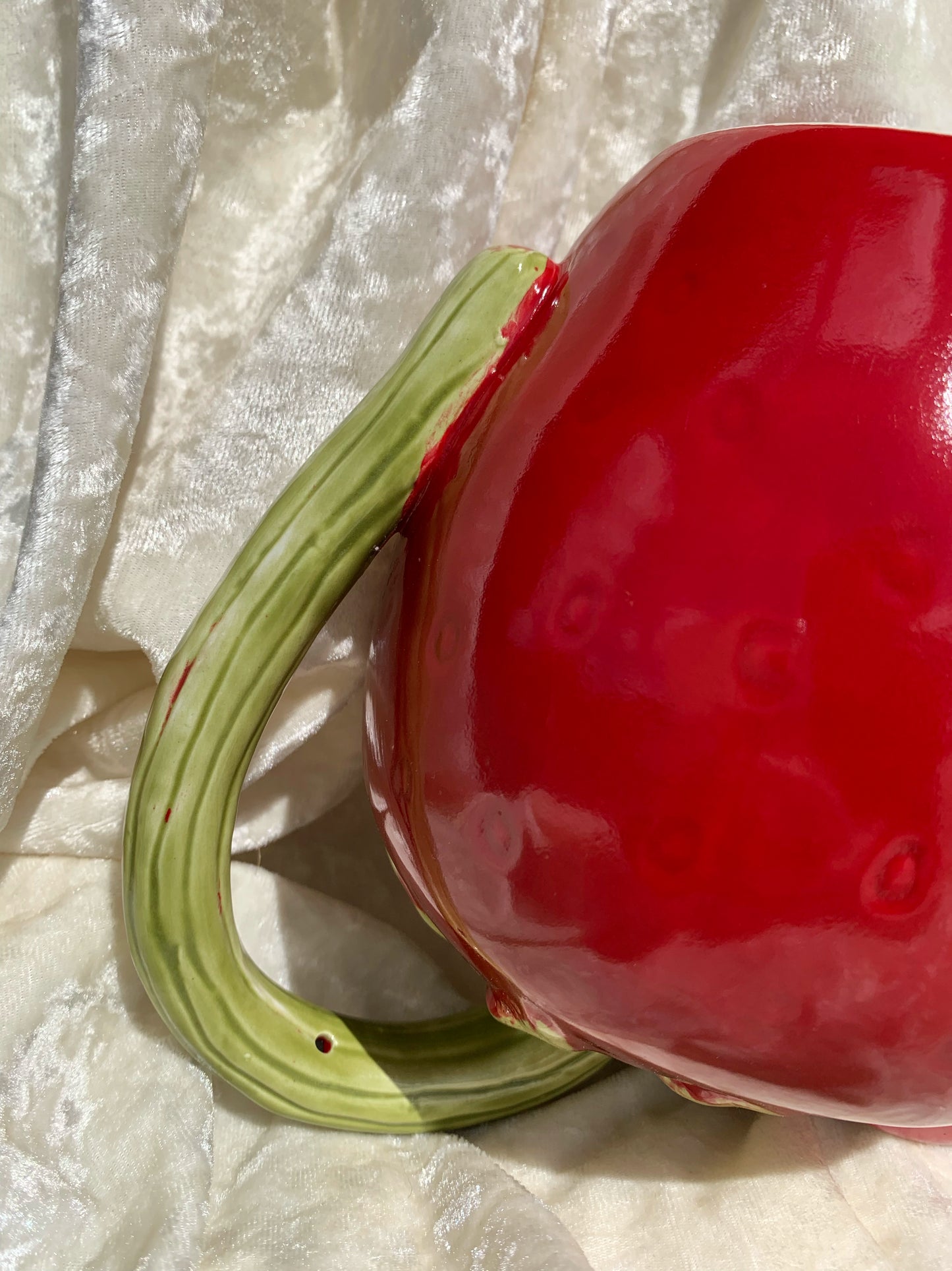 Pichet en forme de fraise