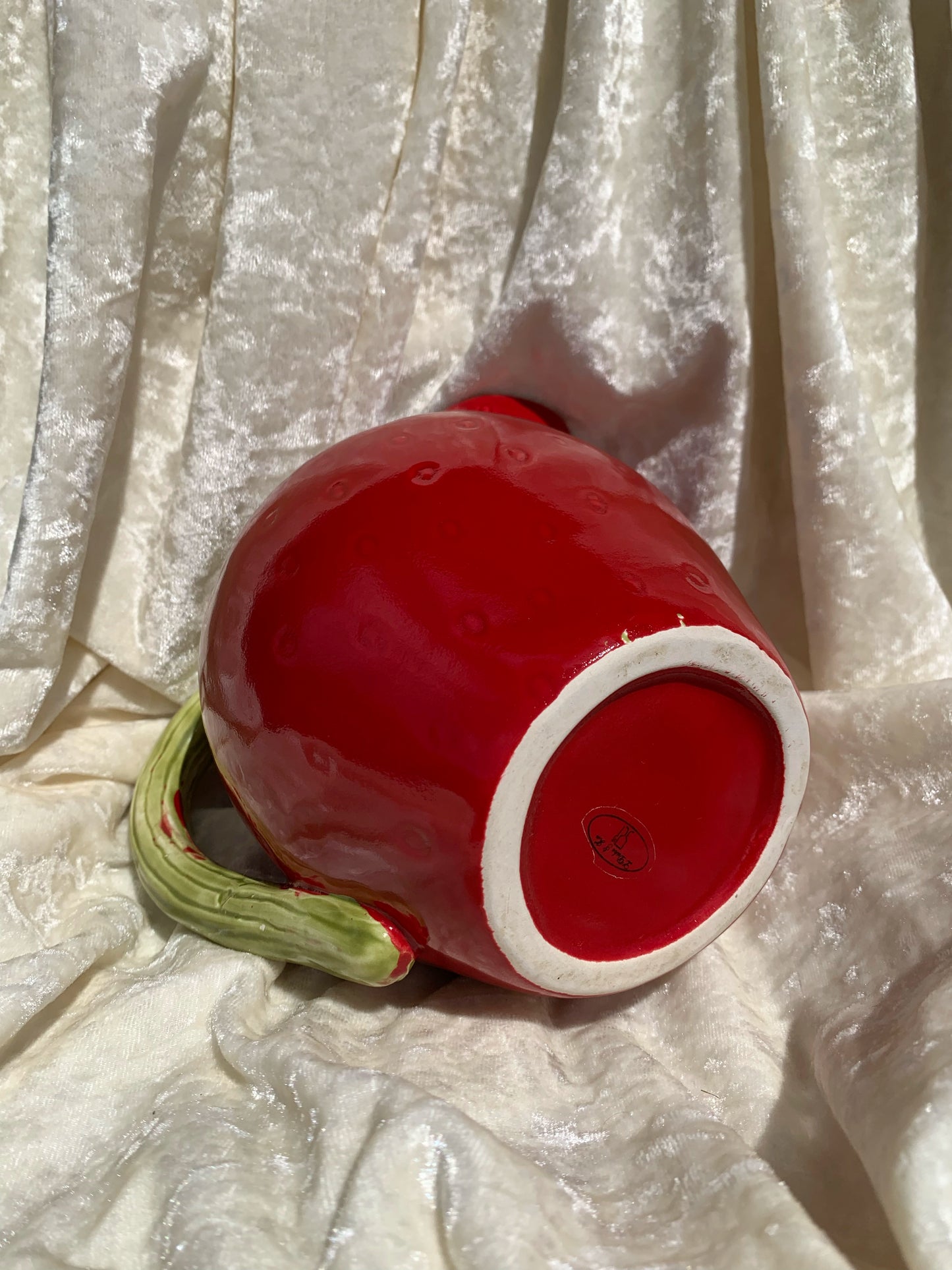 Pichet en forme de fraise