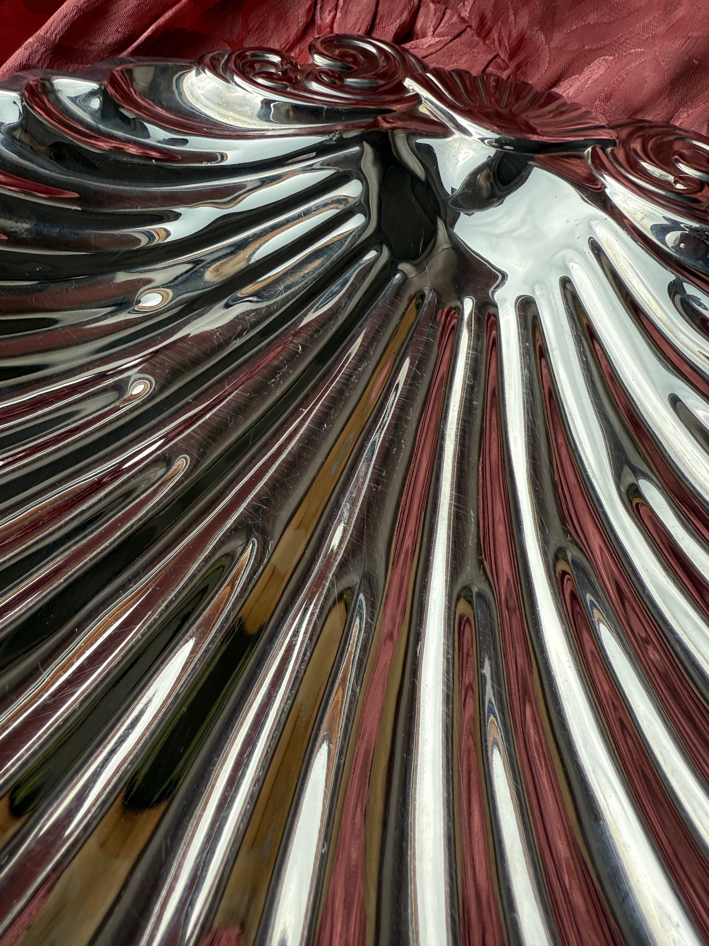 Grand plat métallique en forme de coquillage sur pieds