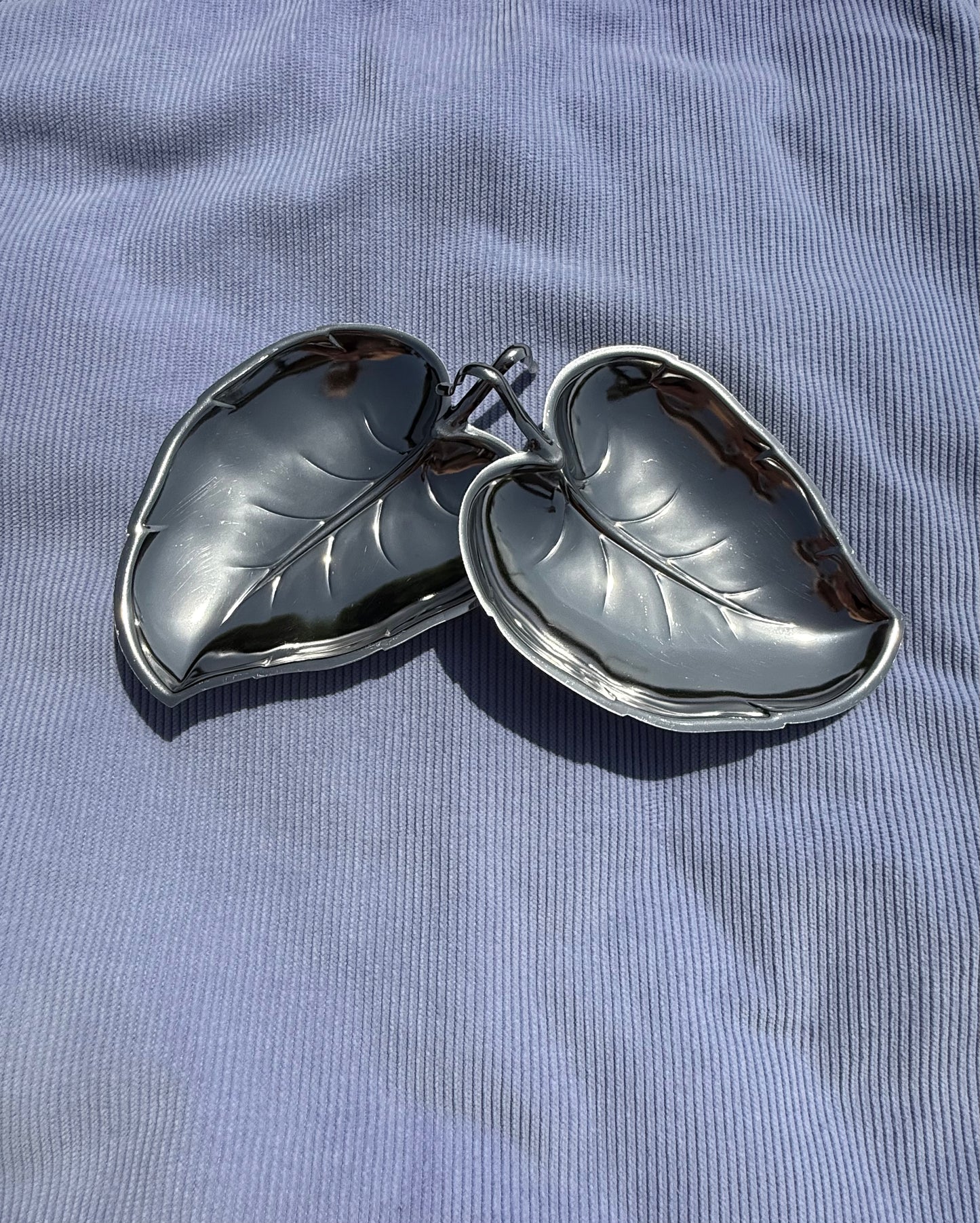 Deux coupelles en inox en forme de feuilles