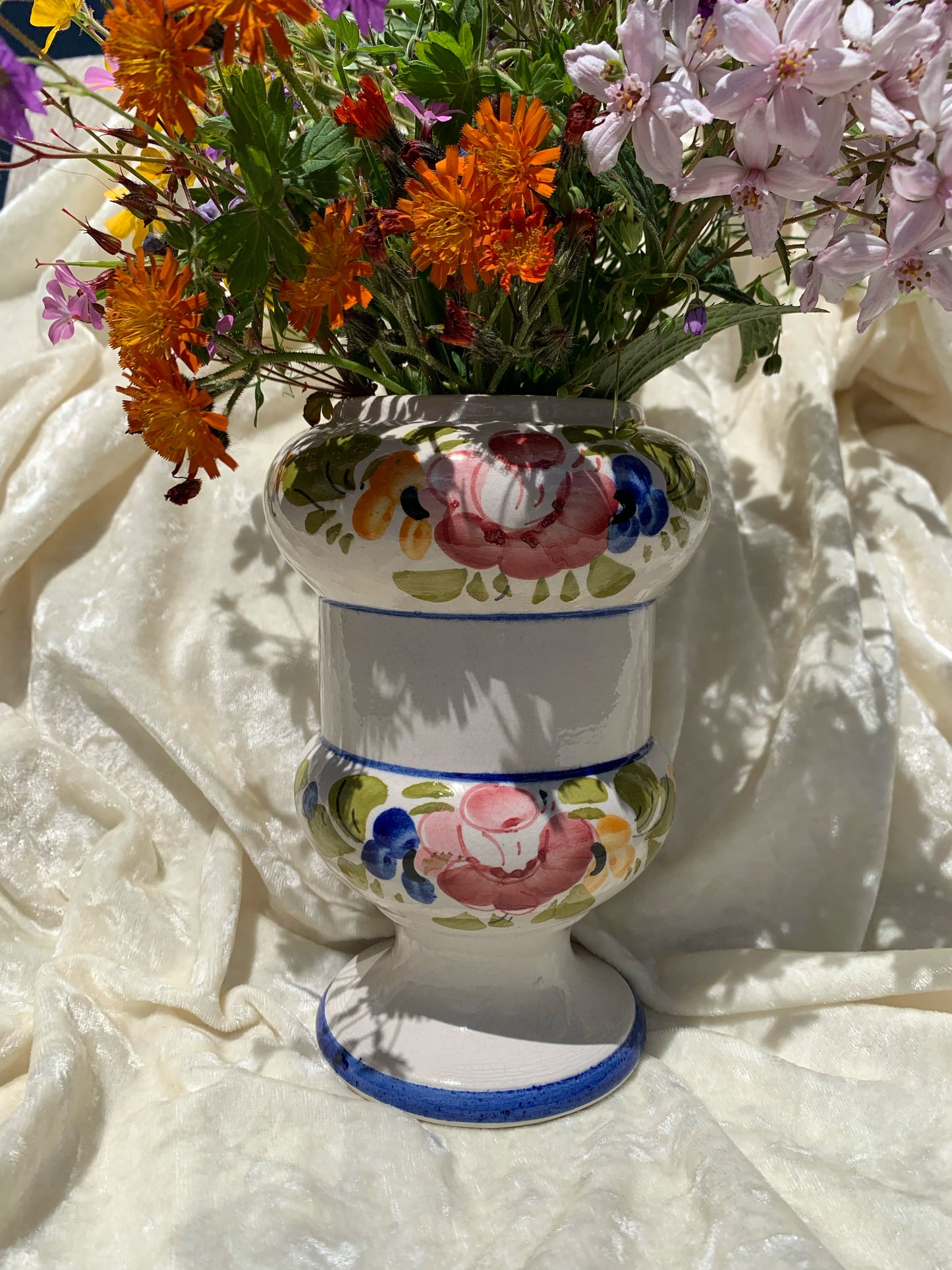Vase fleuri en céramique