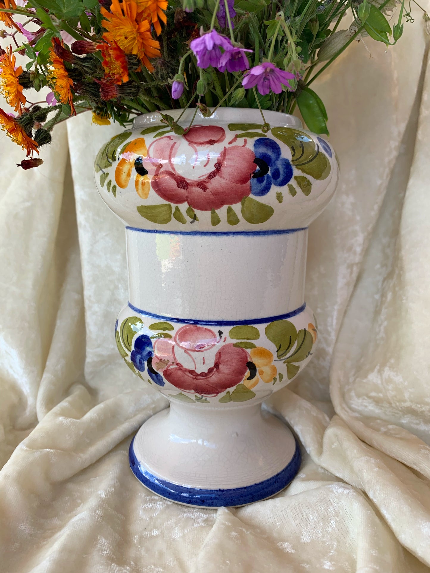 Vase fleuri en céramique