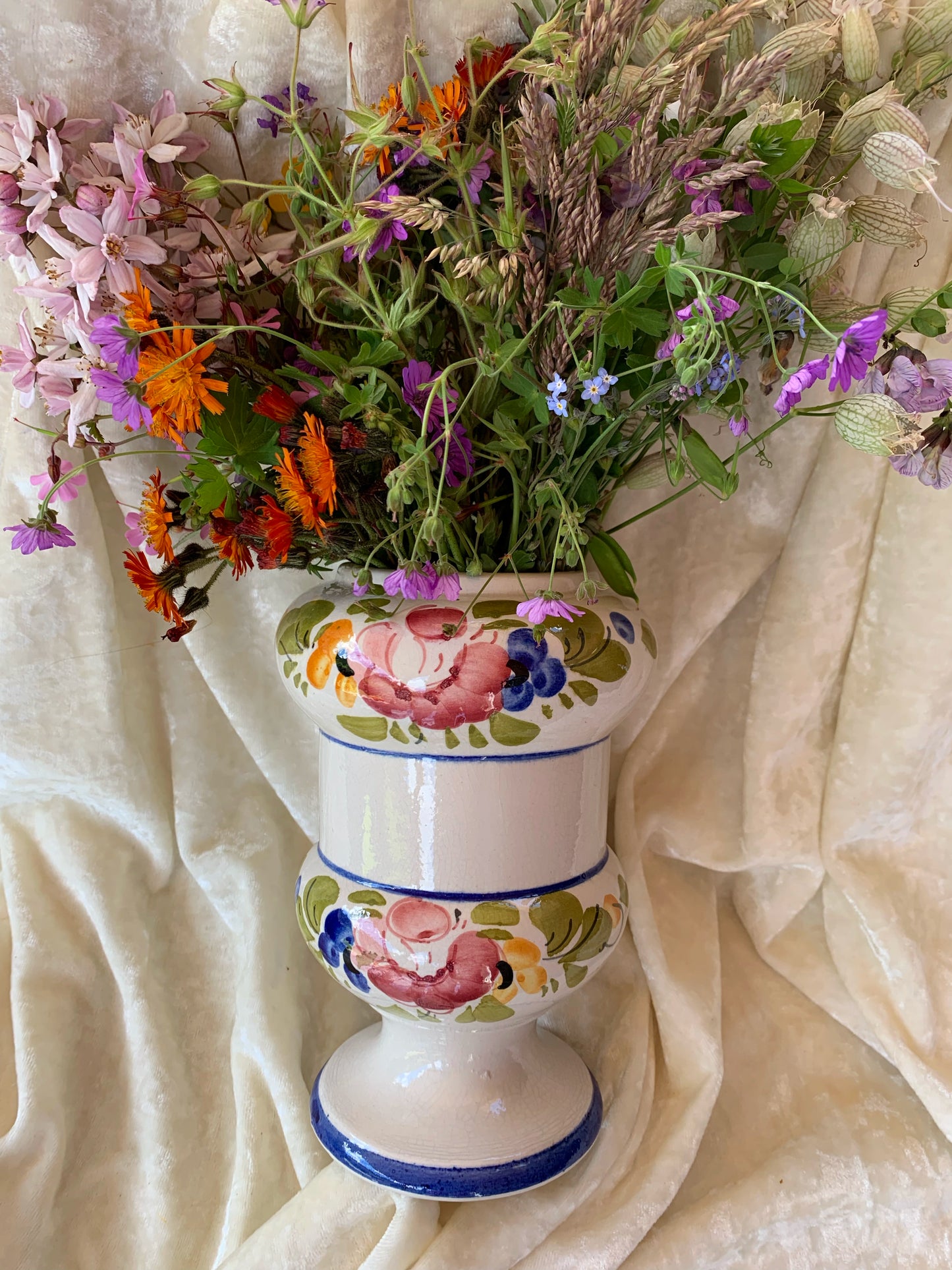 Vase fleuri en céramique