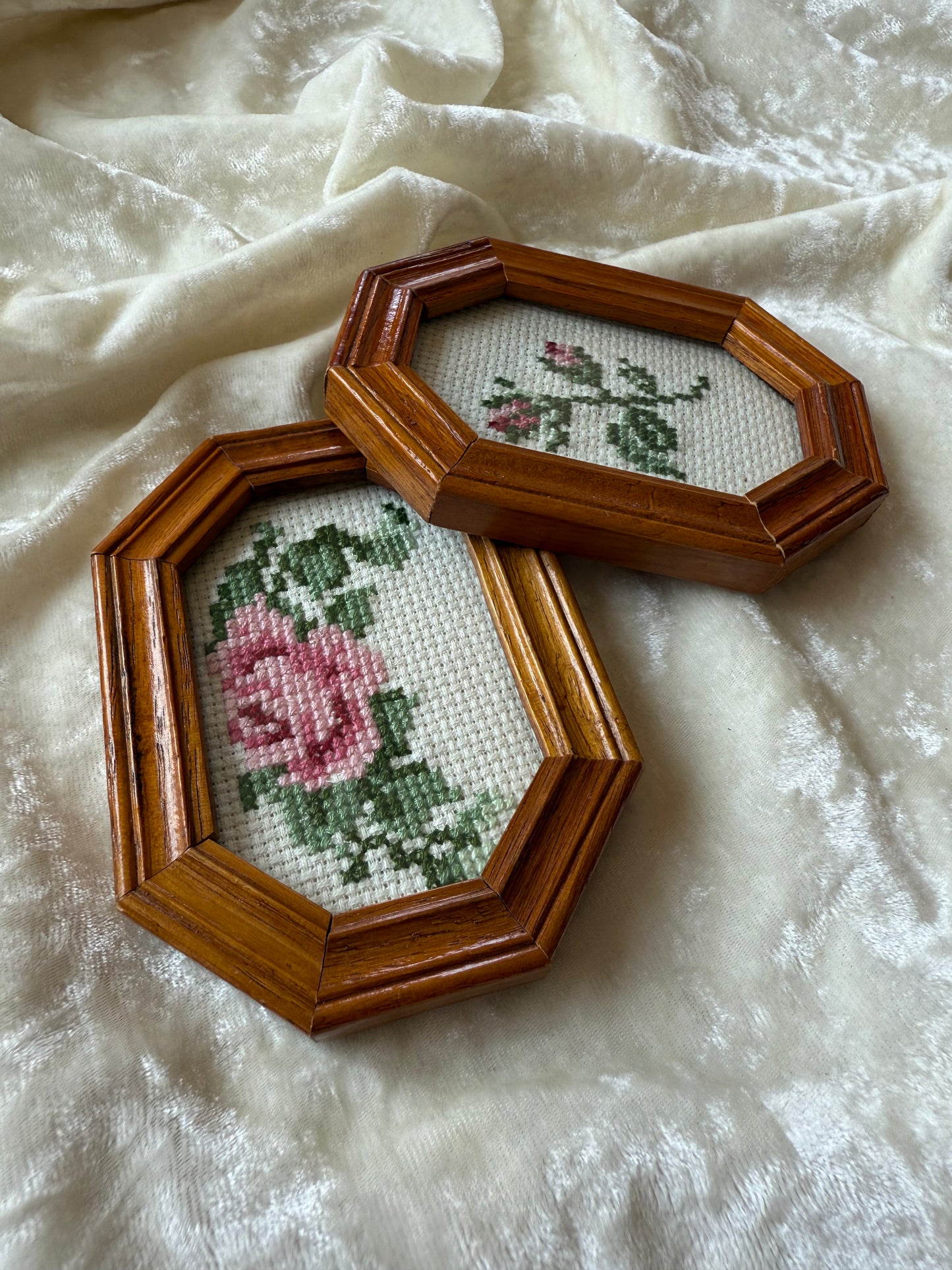 Deux petits cadres octogonaux en bois avec broderies