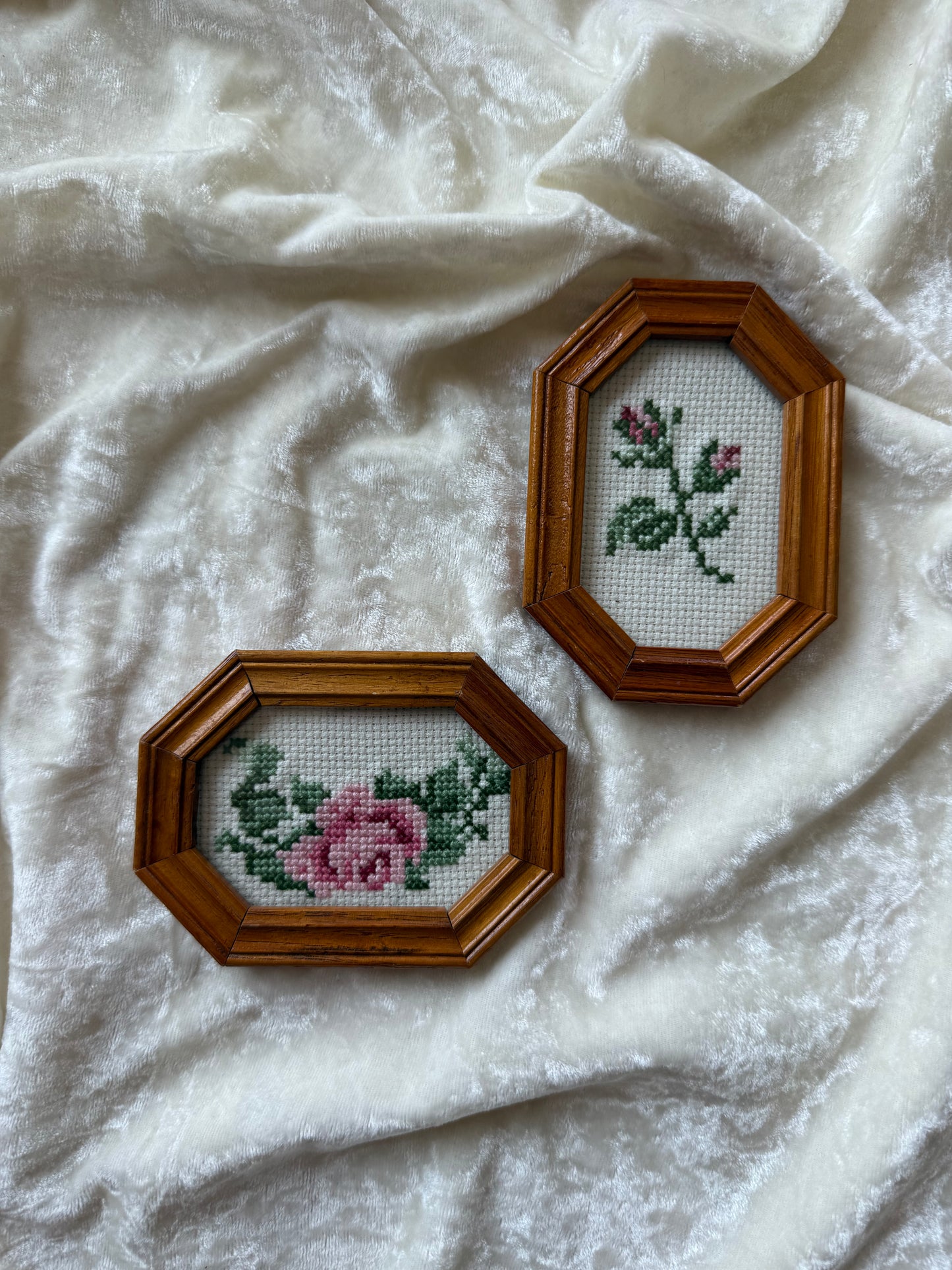 Deux petits cadres octogonaux en bois avec broderies