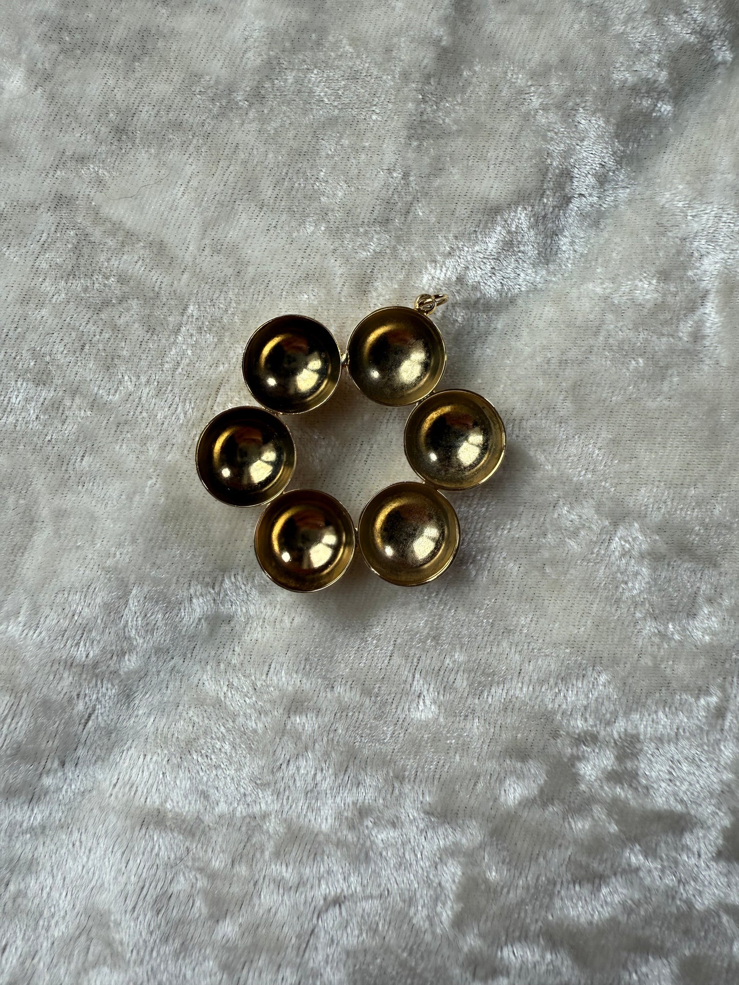 Pendentif fleur dorée pétales bombés