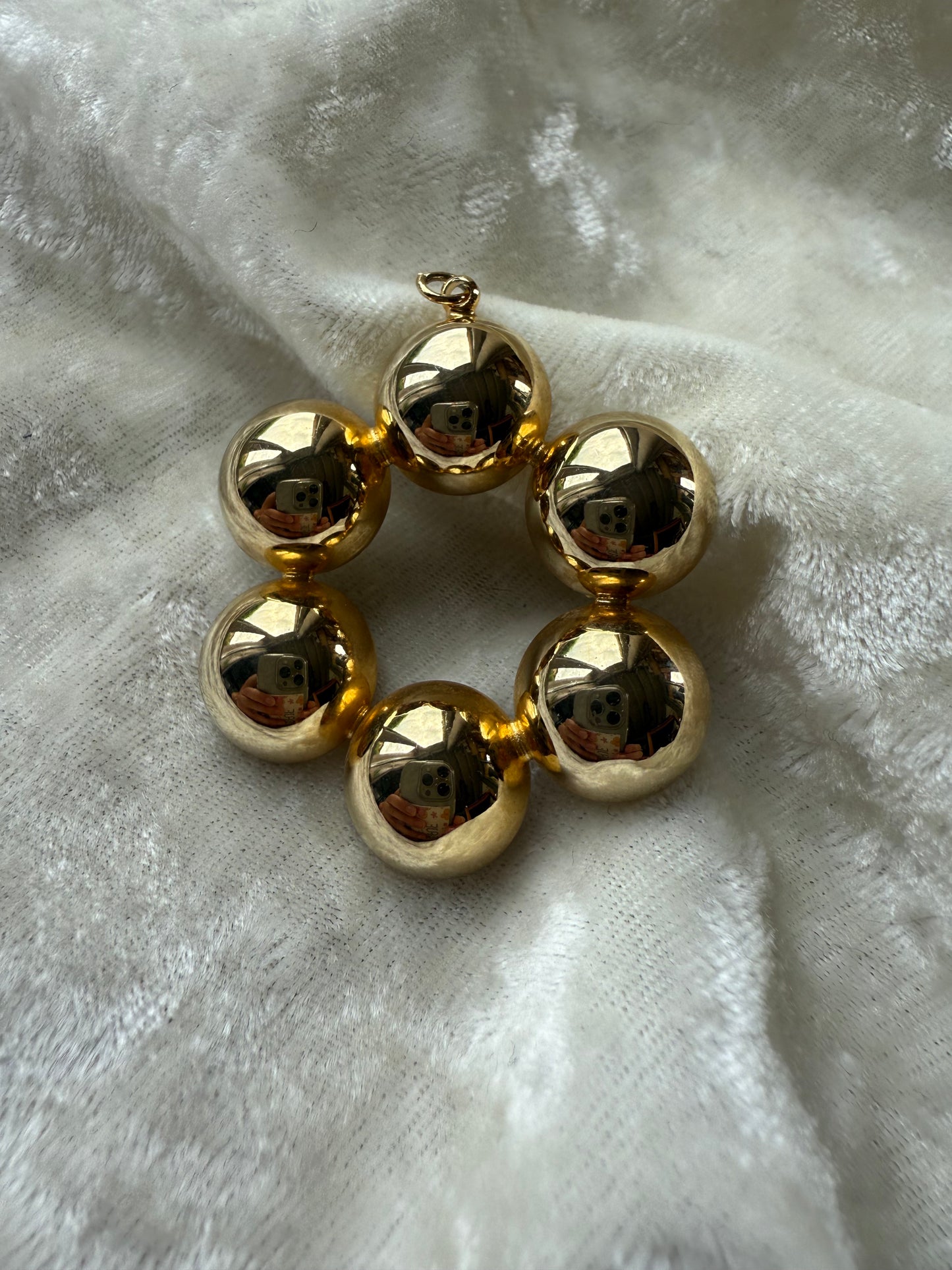 Pendentif fleur dorée pétales bombés