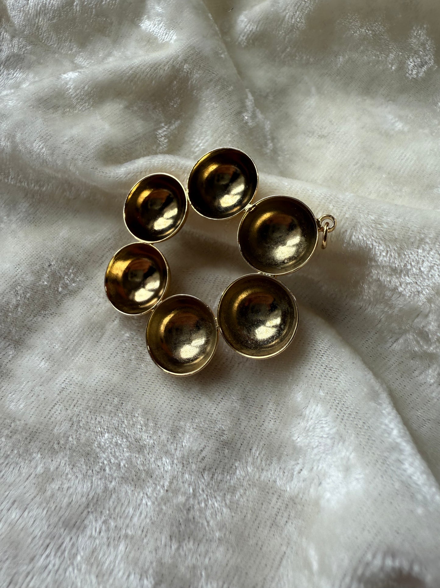 Pendentif fleur dorée pétales bombés