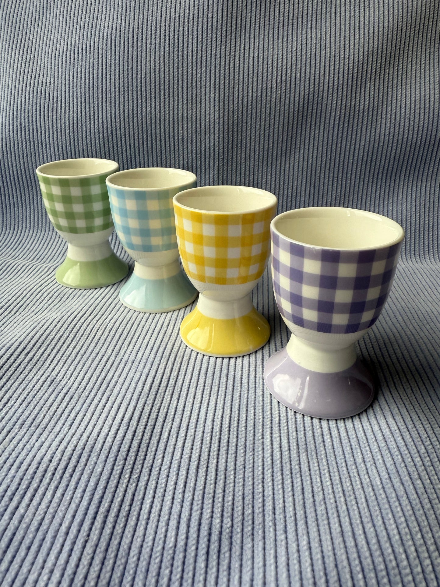 Quatre coquetiers en céramique motif vichy