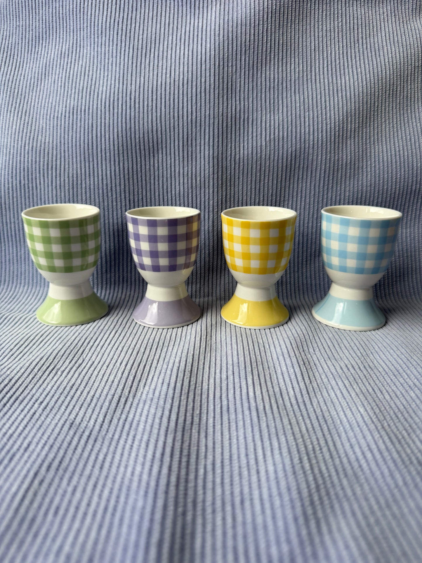 Quatre coquetiers en céramique motif vichy