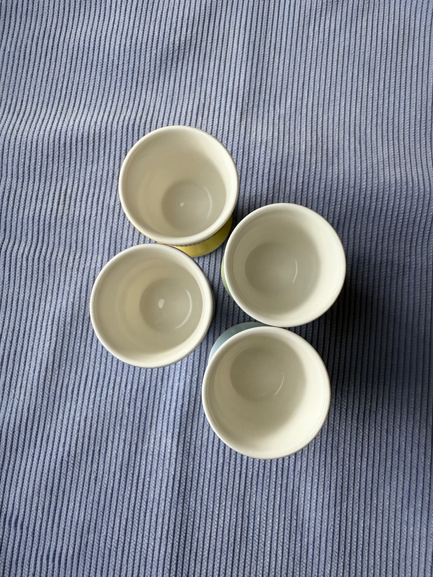 Quatre coquetiers en céramique motif vichy