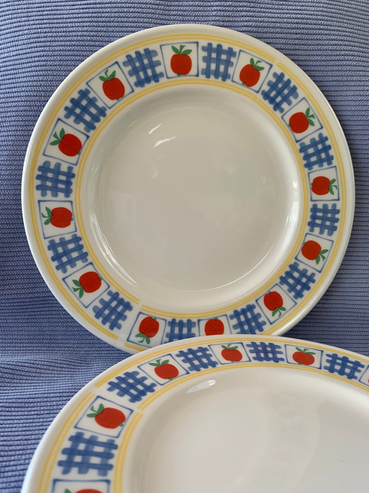 Deux assiettes pommes vintage