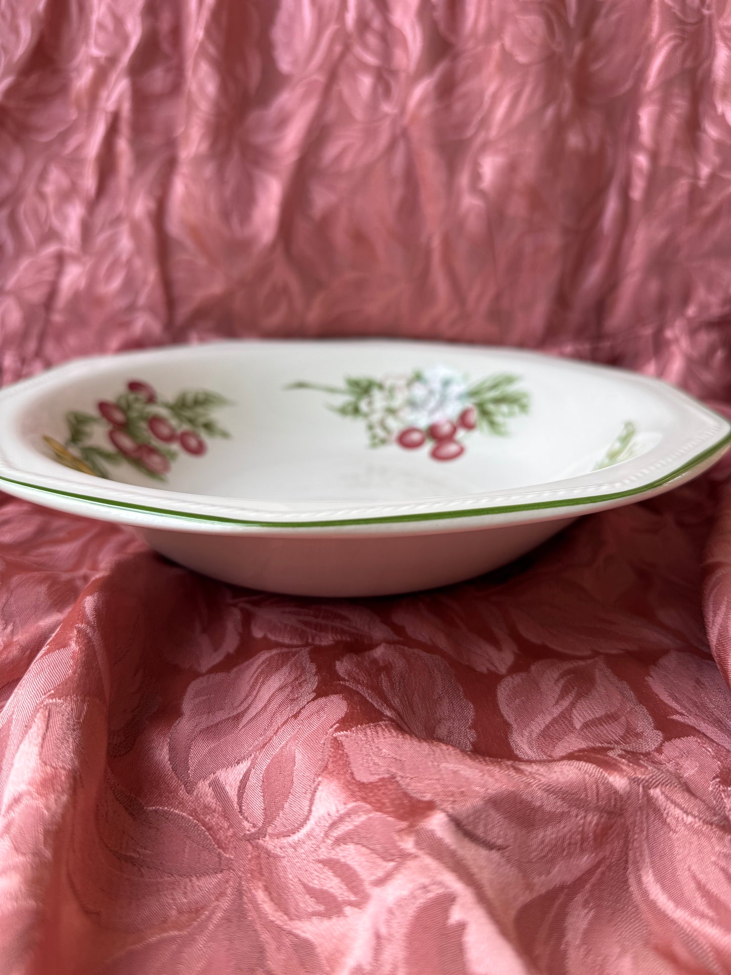 Une grande assiette creuse / plat en porcelaine fruits Churchill England