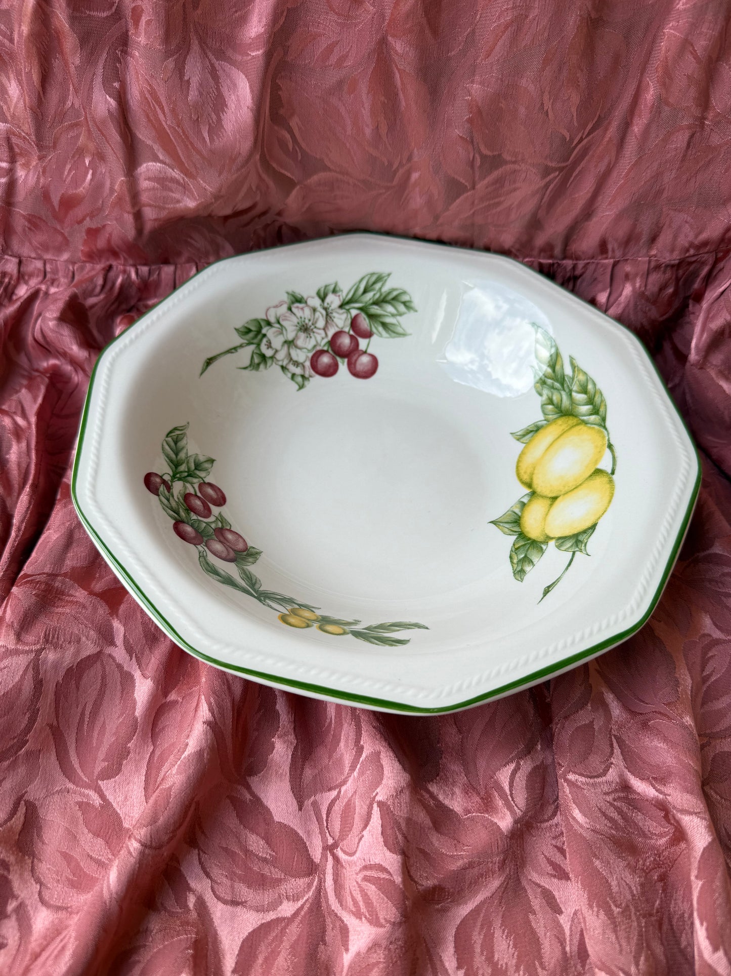 Une grande assiette creuse / plat en porcelaine fruits Churchill England