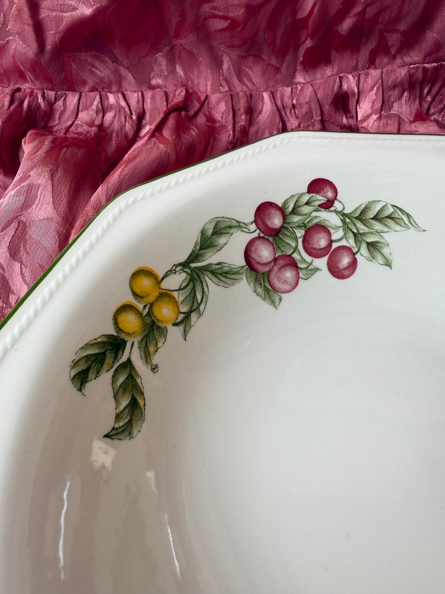 Une grande assiette creuse / plat en porcelaine fruits Churchill England
