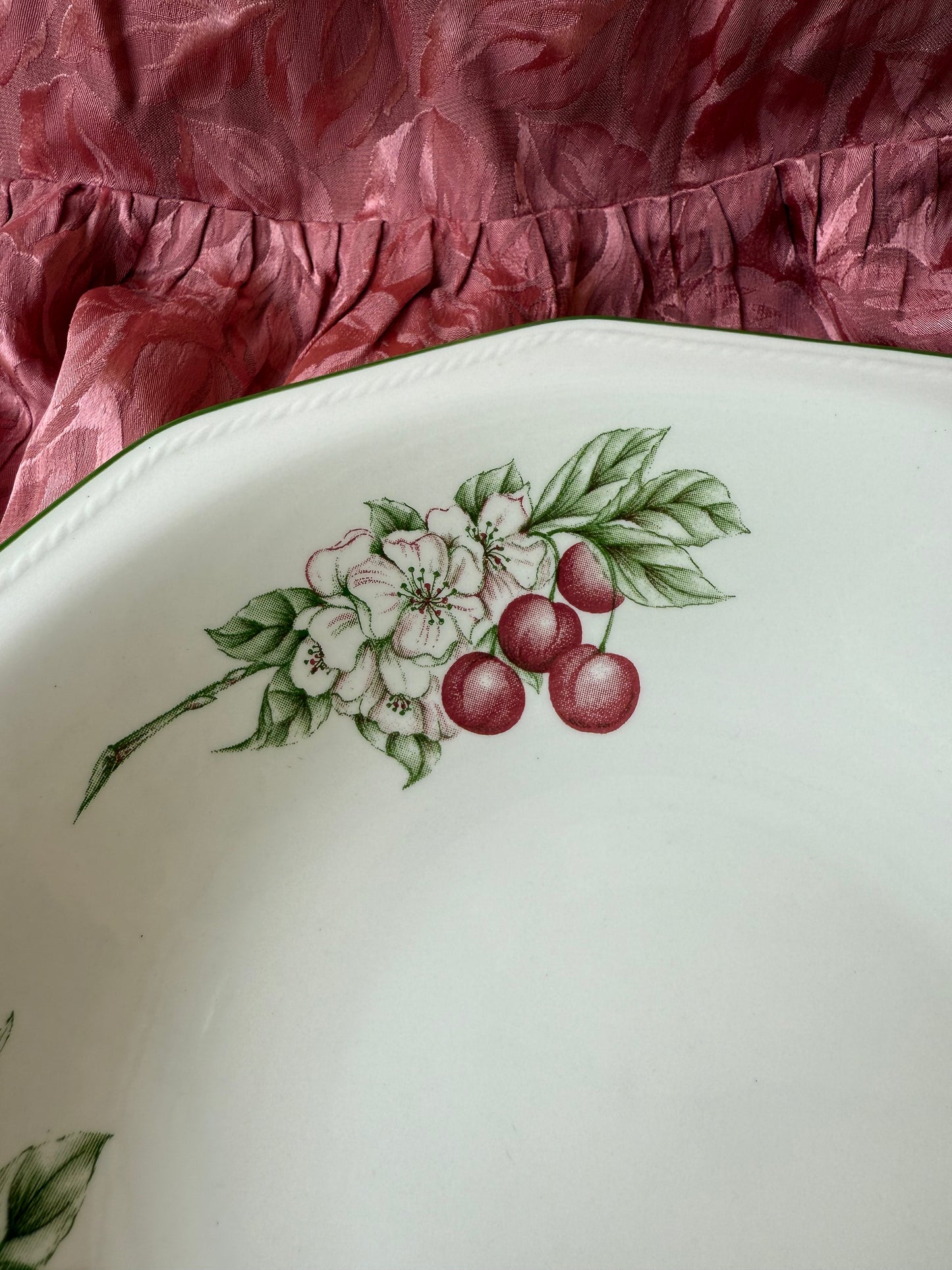 Une grande assiette creuse / plat en porcelaine fruits Churchill England