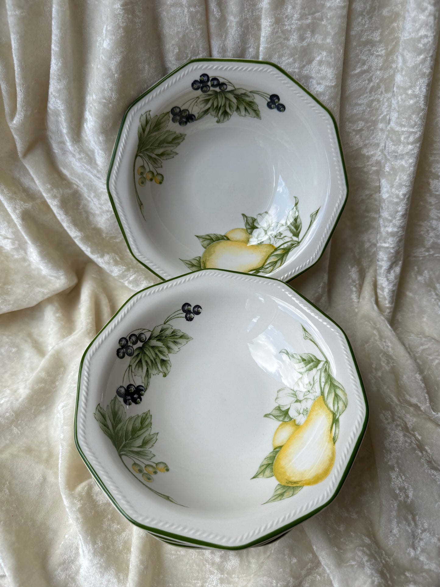 Huit petites assiettes creuses en porcelaine fruits Churchill England