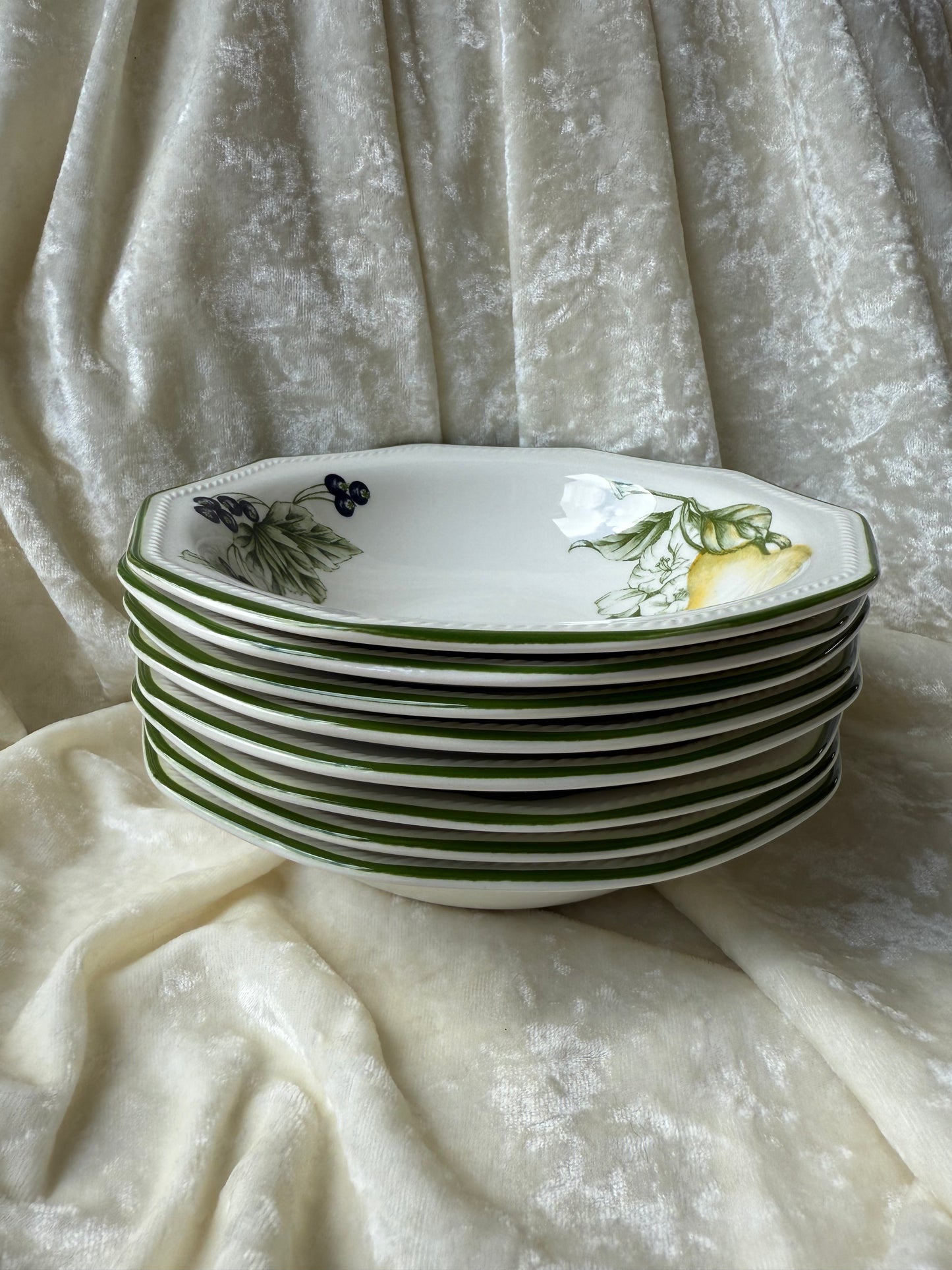 Huit petites assiettes creuses en porcelaine fruits Churchill England
