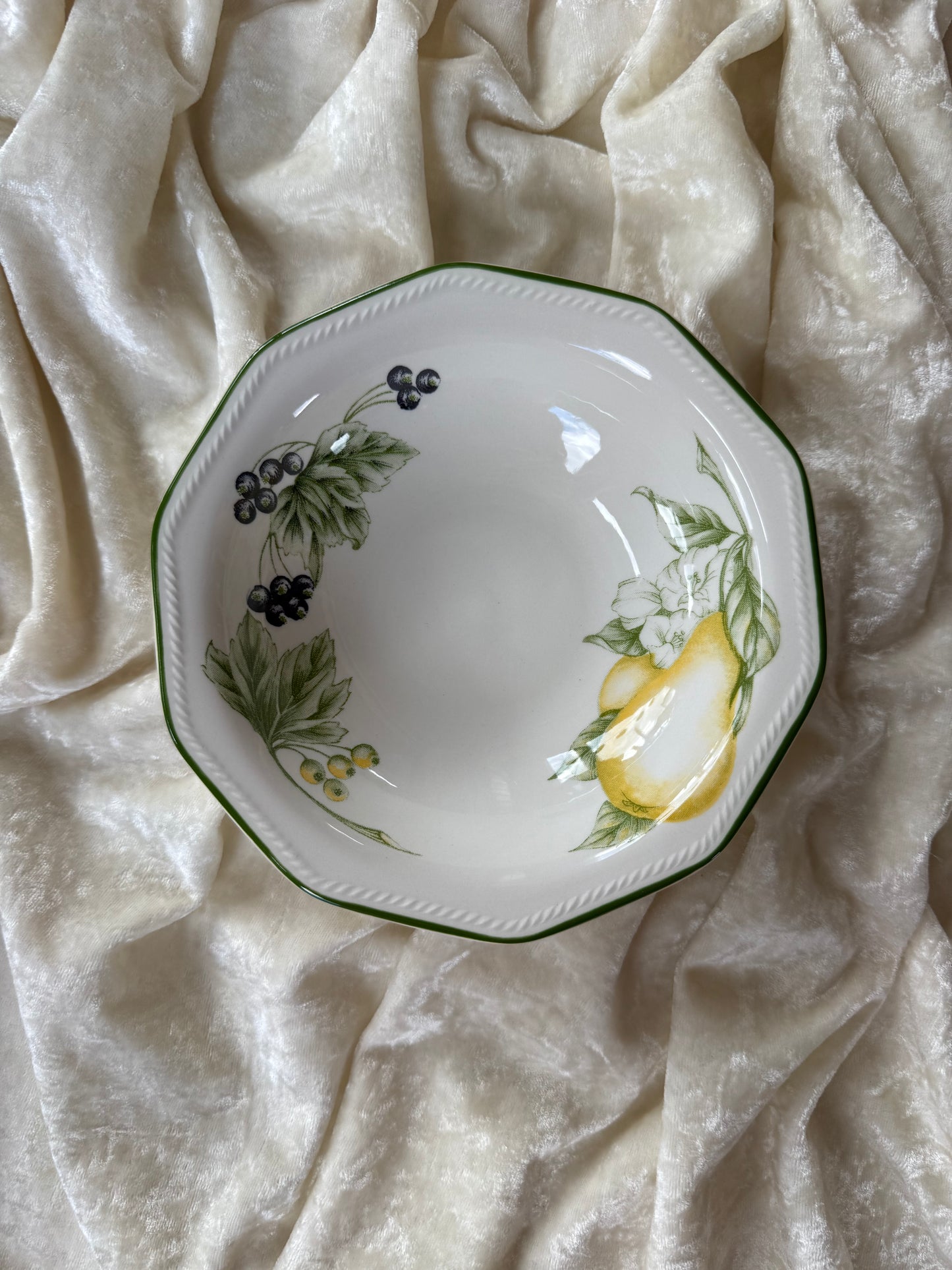 Huit petites assiettes creuses en porcelaine fruits Churchill England