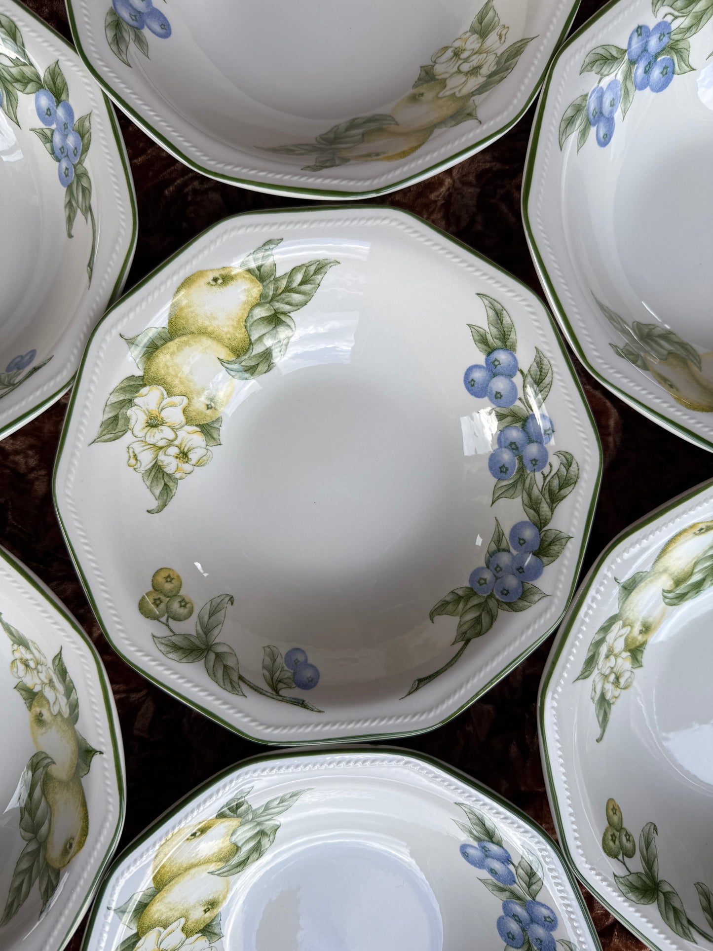 Huit assiettes creuses en porcelaine fruits Churchill England