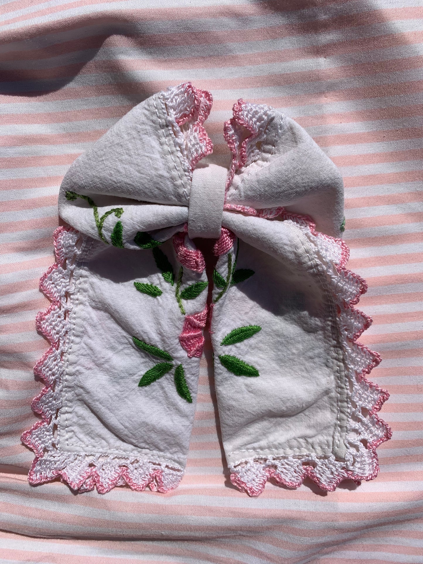 Noeud cheveux broderie ancienne