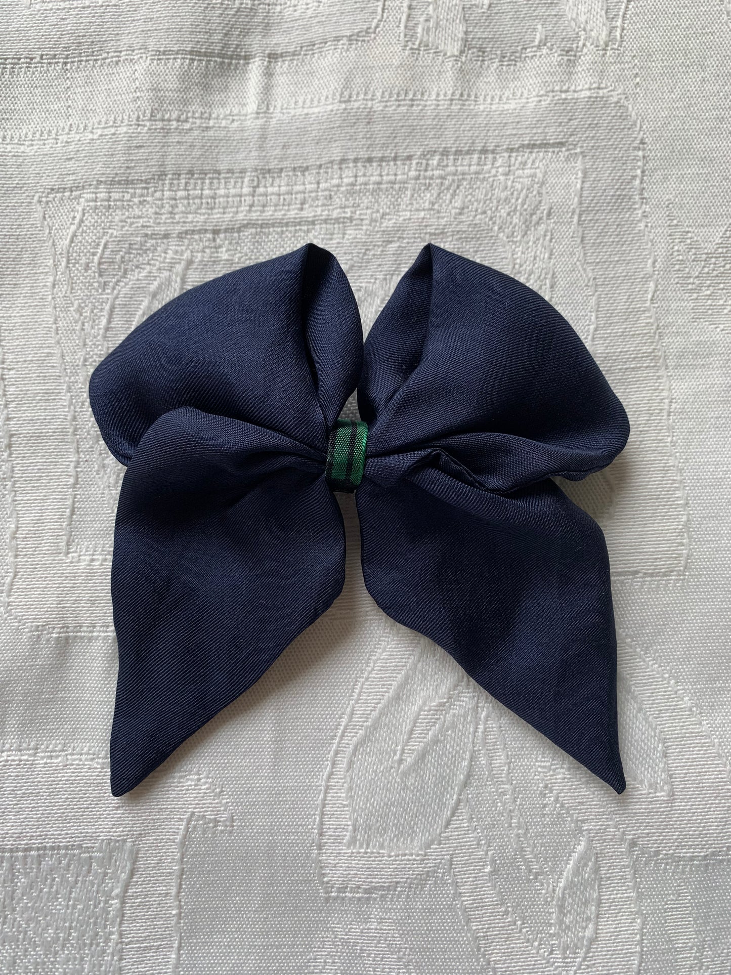 Noeud bleu avec ruban vert à carreaux
