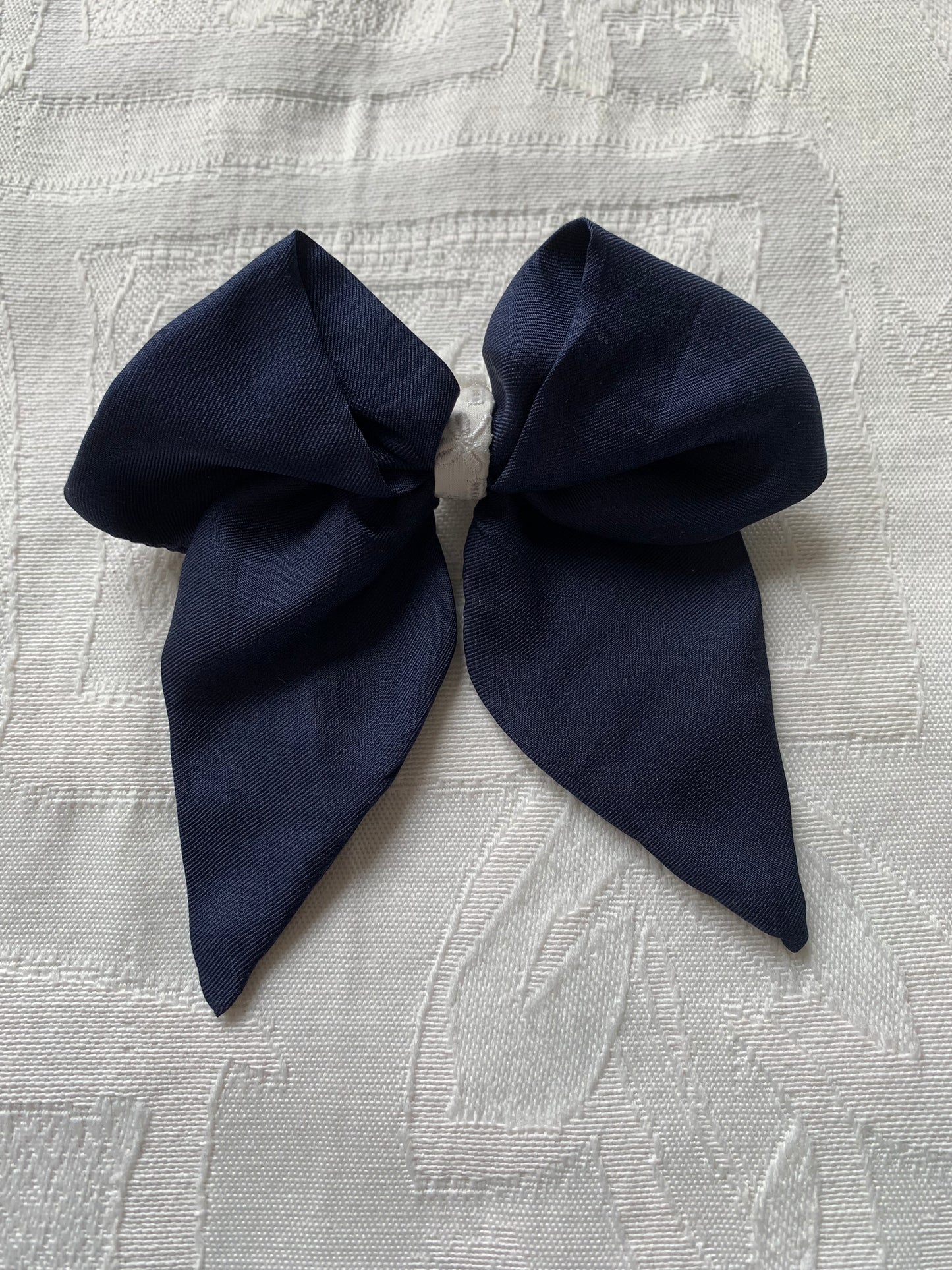 Noeud bleu avec ruban blanc