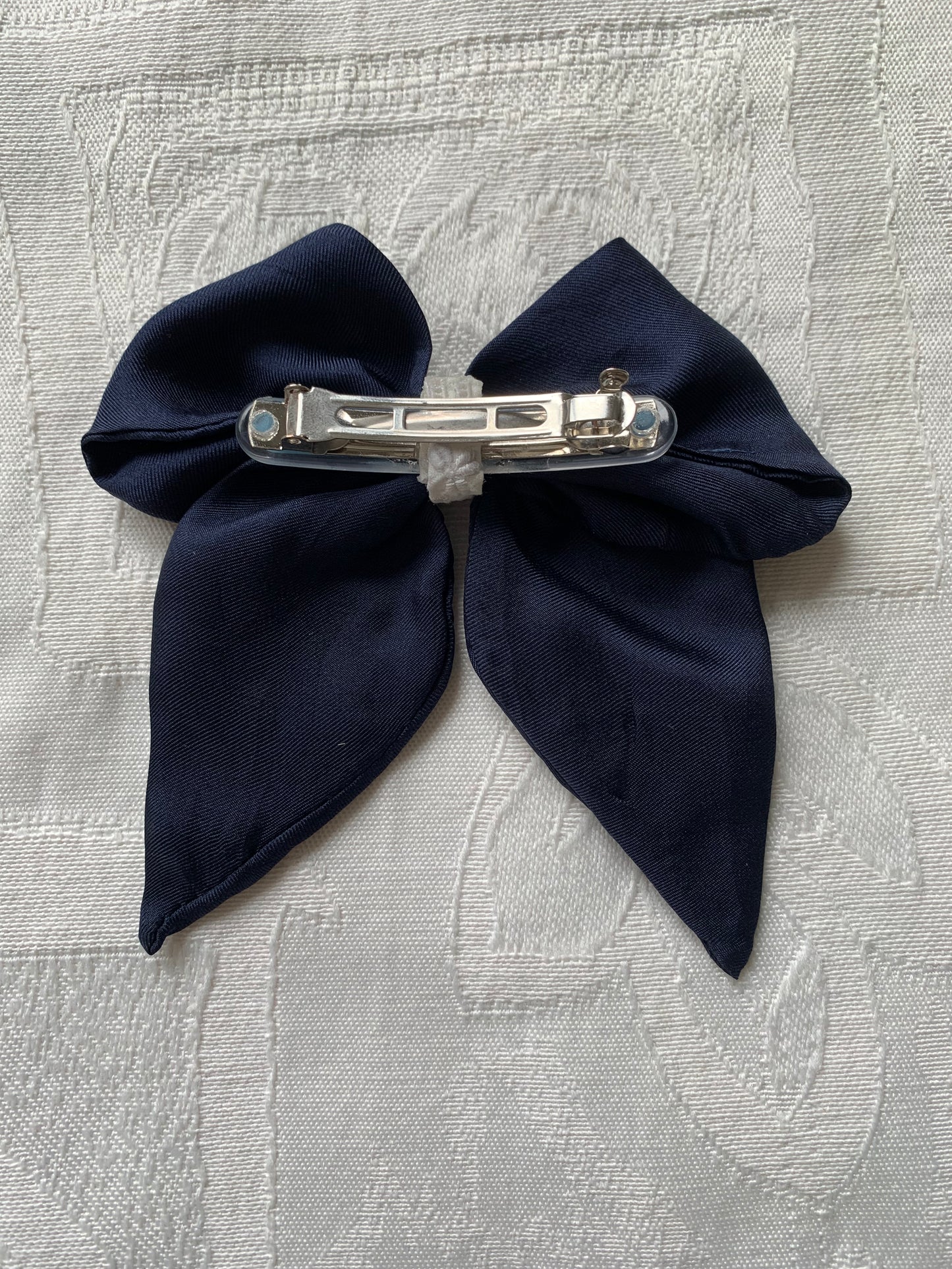 Noeud bleu avec ruban blanc