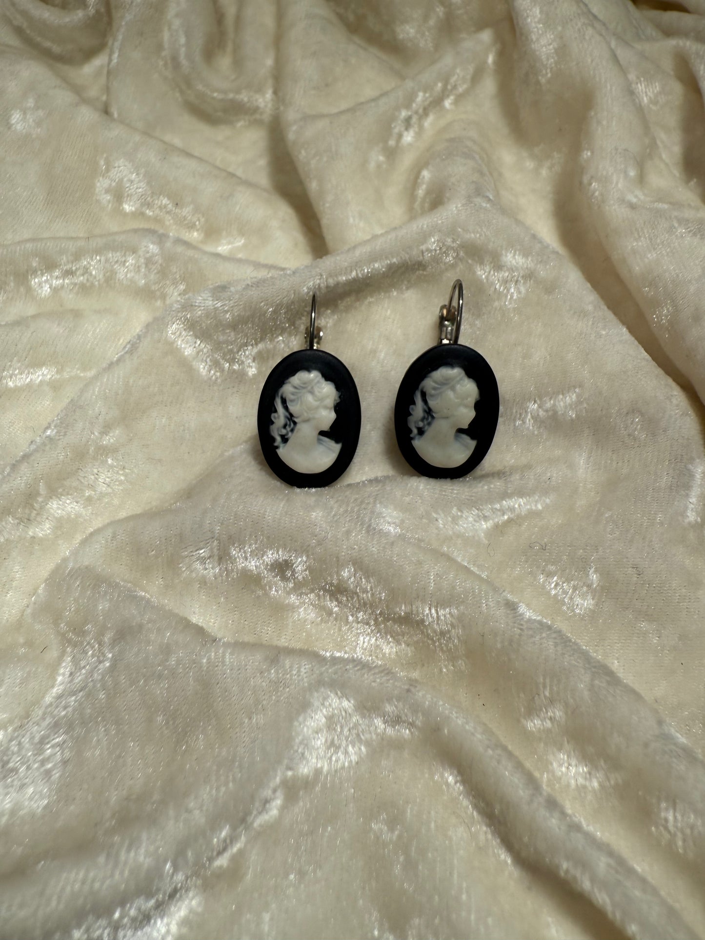 Boucles d'oreilles camée noires & blanches