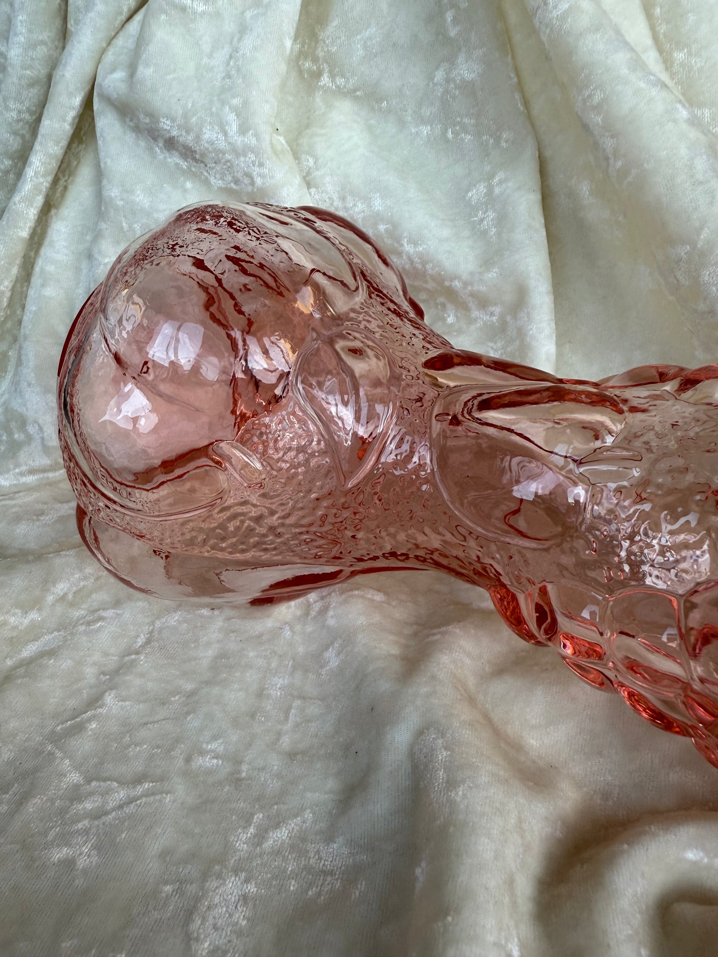 Vase en verre rose avec fruits en relief